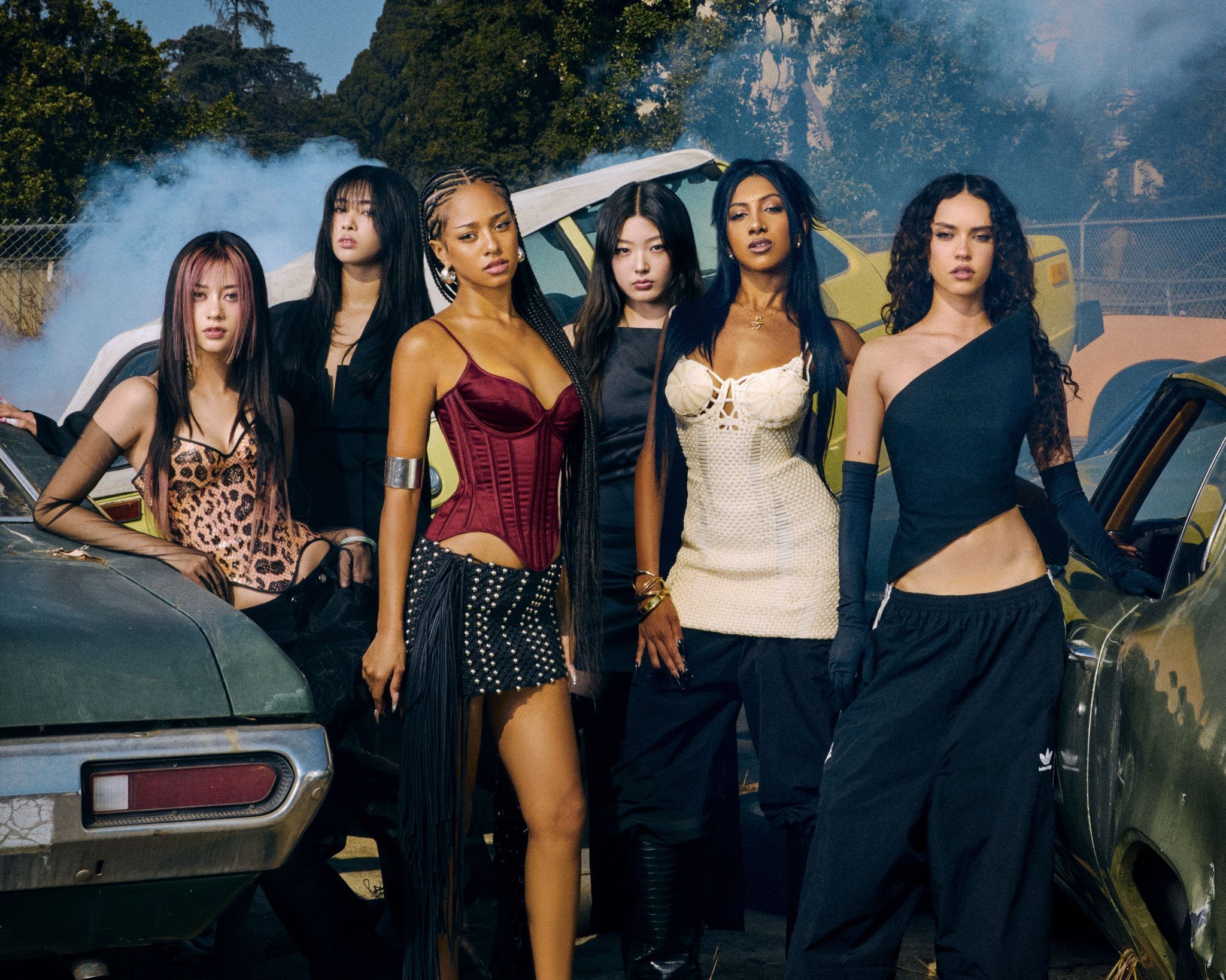 Gruppo pop KATSEYE tra auto, 2048x1638 Hi-Res, iMac