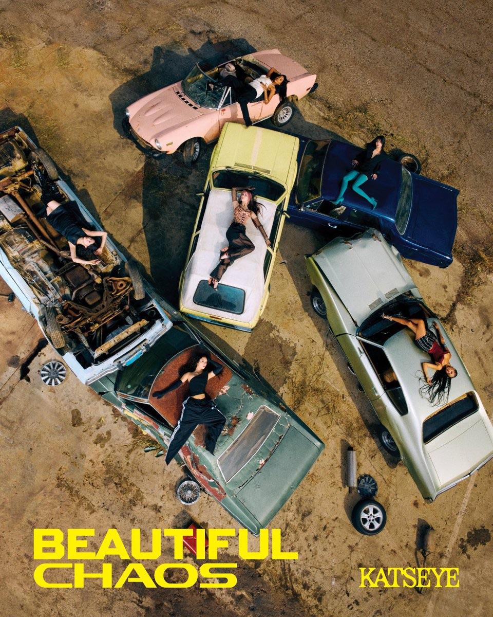 KATSEYE Beautiful Chaos auto vintage, 960x1200 Verticale, Mobile