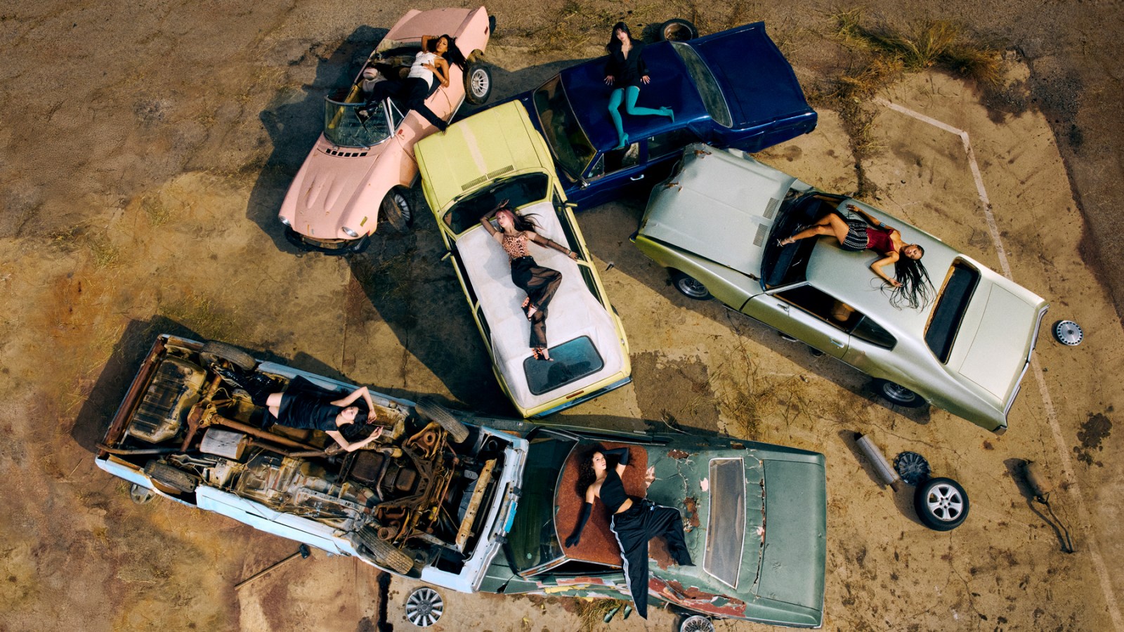 Katseye gruppo su auto vintage, 1600x900 HD Ready, PC