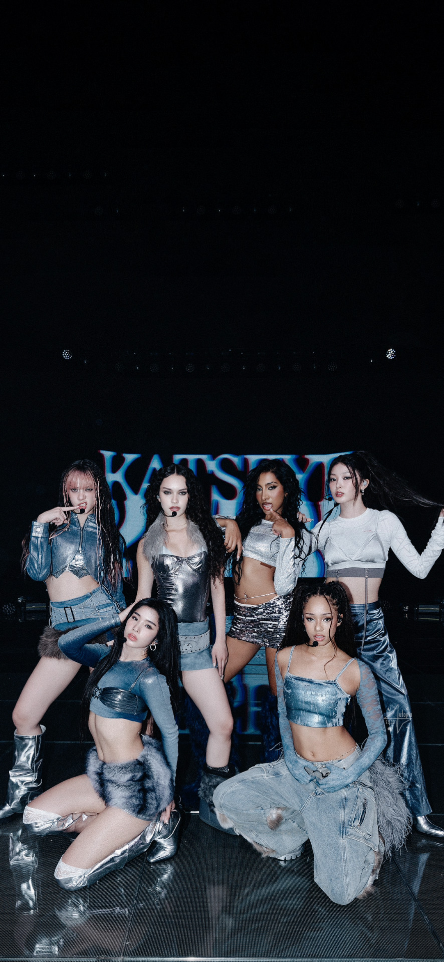 Gruppo KATSEYE outfit argento, 886x1920 Full HD Verticale, iPhone