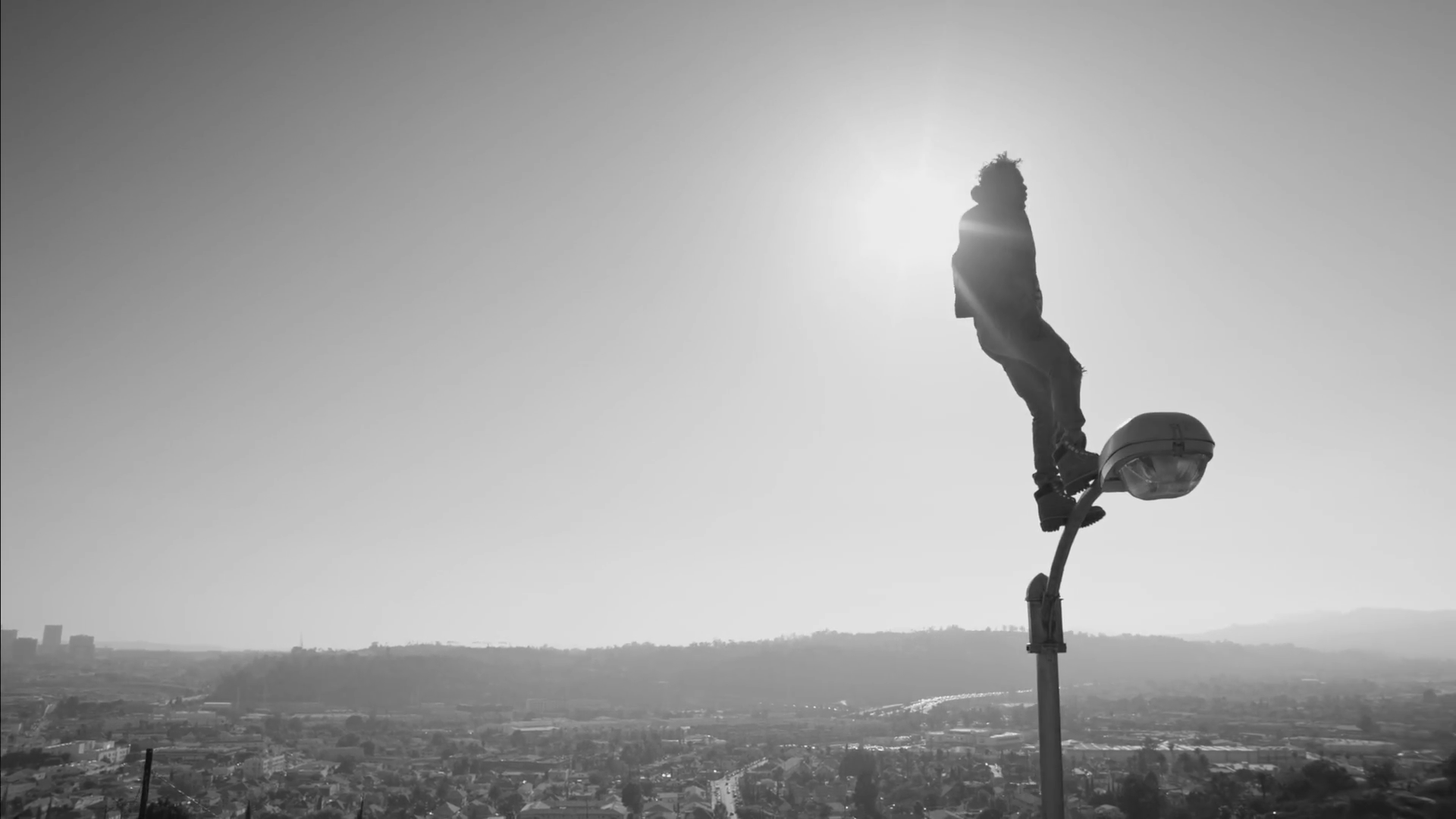 Kendrick Lamar in equilibrio su lampione, 1920x1080 1080p, Desktop