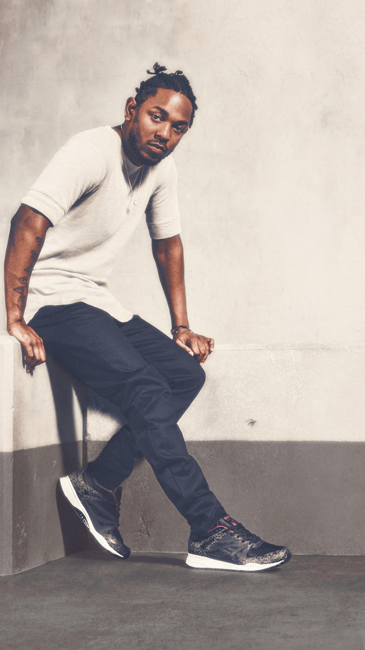 Kendrick Lamar seduto muro, 750x1334 Verticale, iPhone