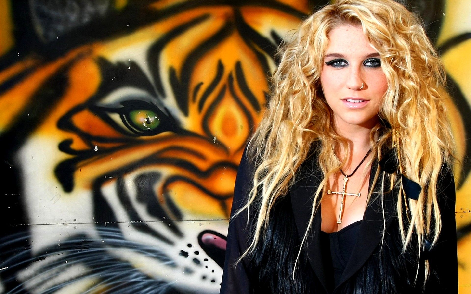 Kesha davanti murale tigre, 1920x1200 Full HD+ WUXGA, iMac