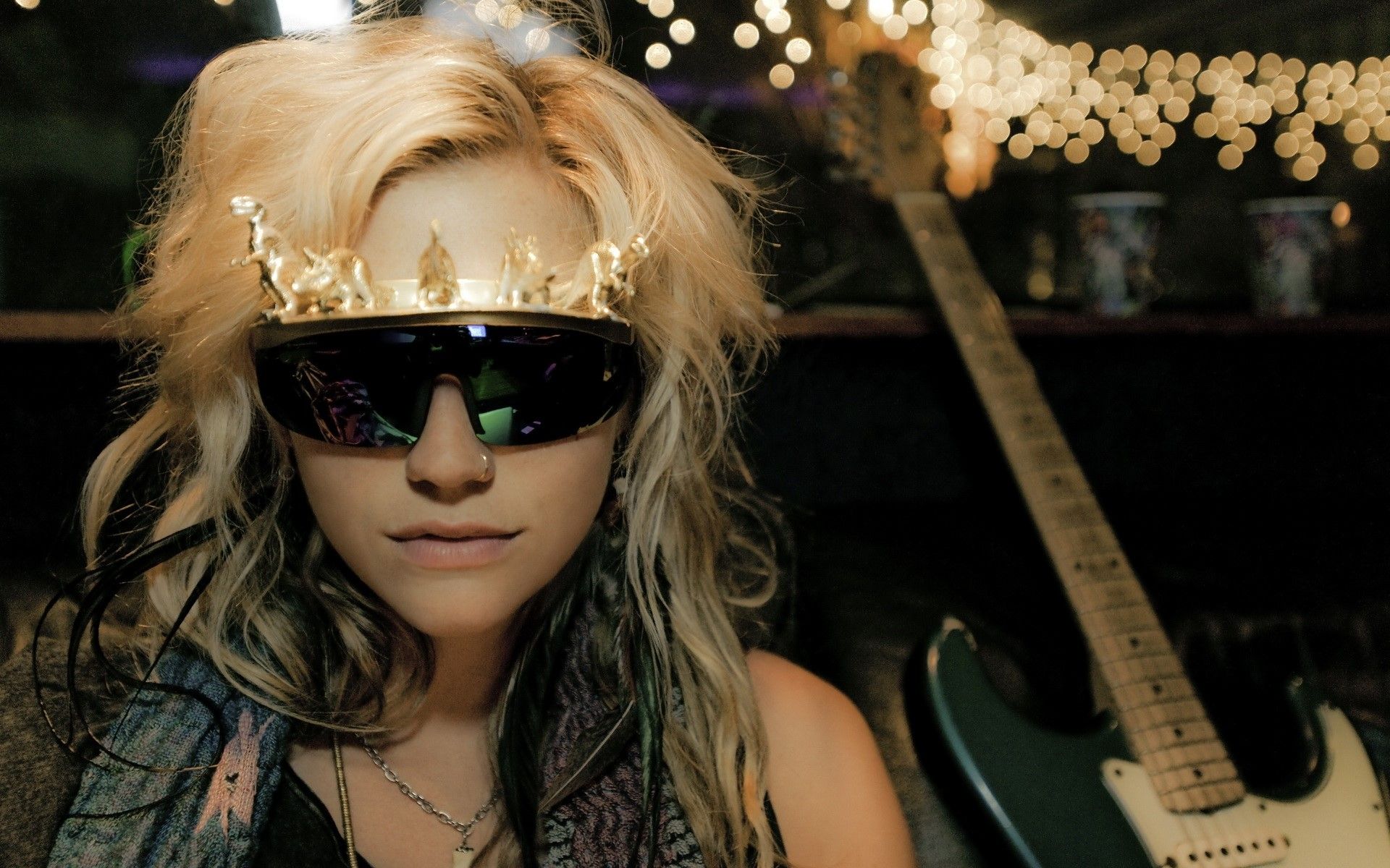 Kesha con occhiali e chitarra, 1920x1200 Full HD+ WUXGA, Desktop