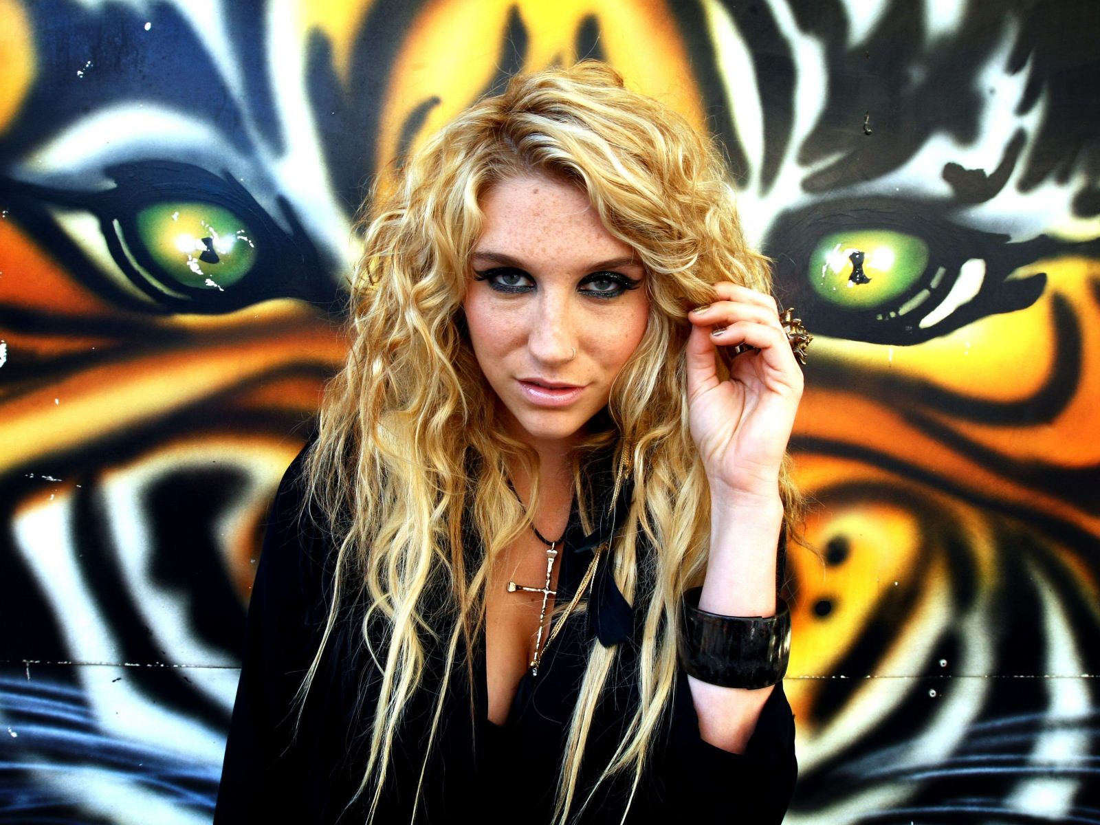 Kesha con murale tigre, 1600x1200 HD Ready, Desktop