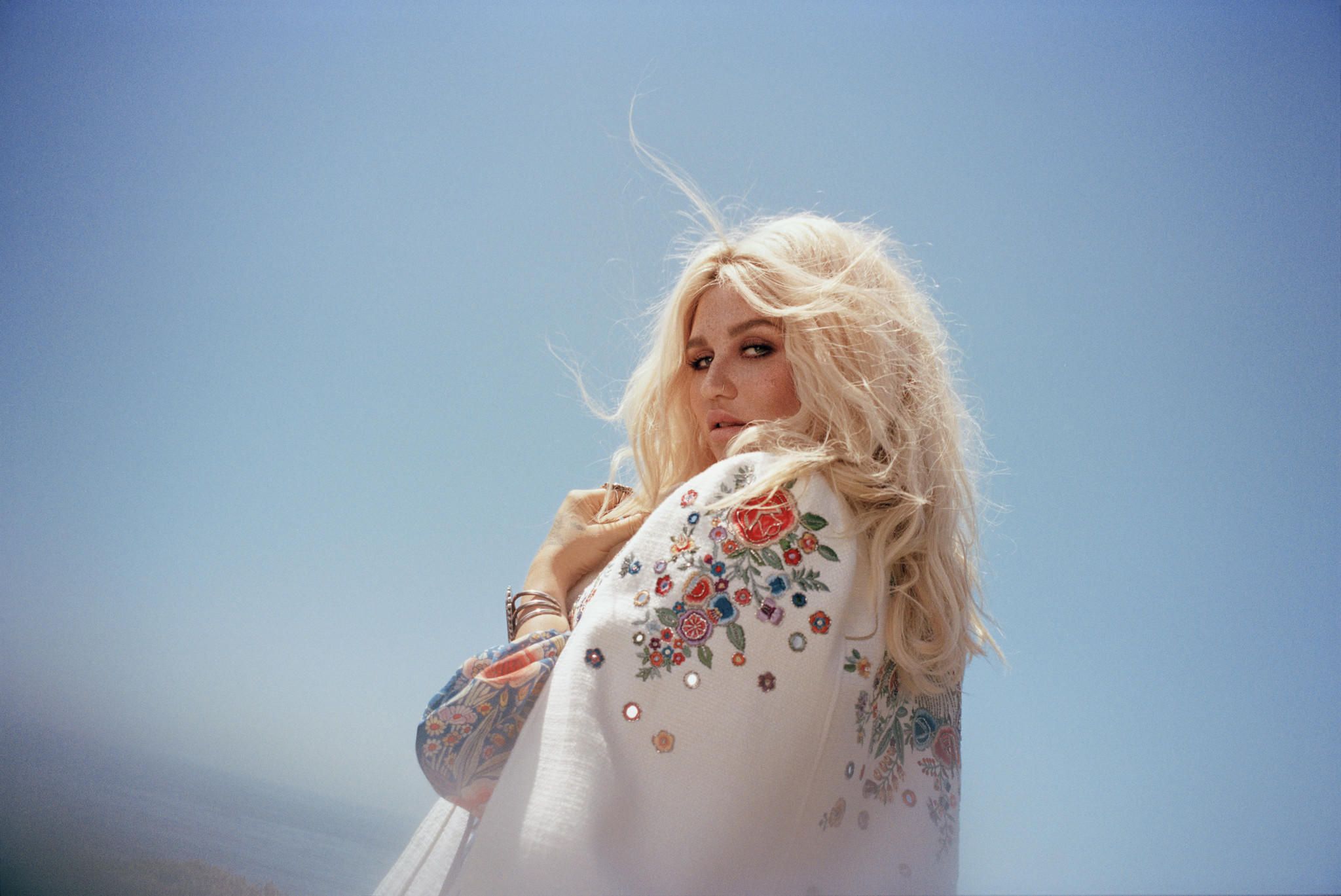 Kesha con mantello ricamato, 2048x1369 alta risoluzione, PC