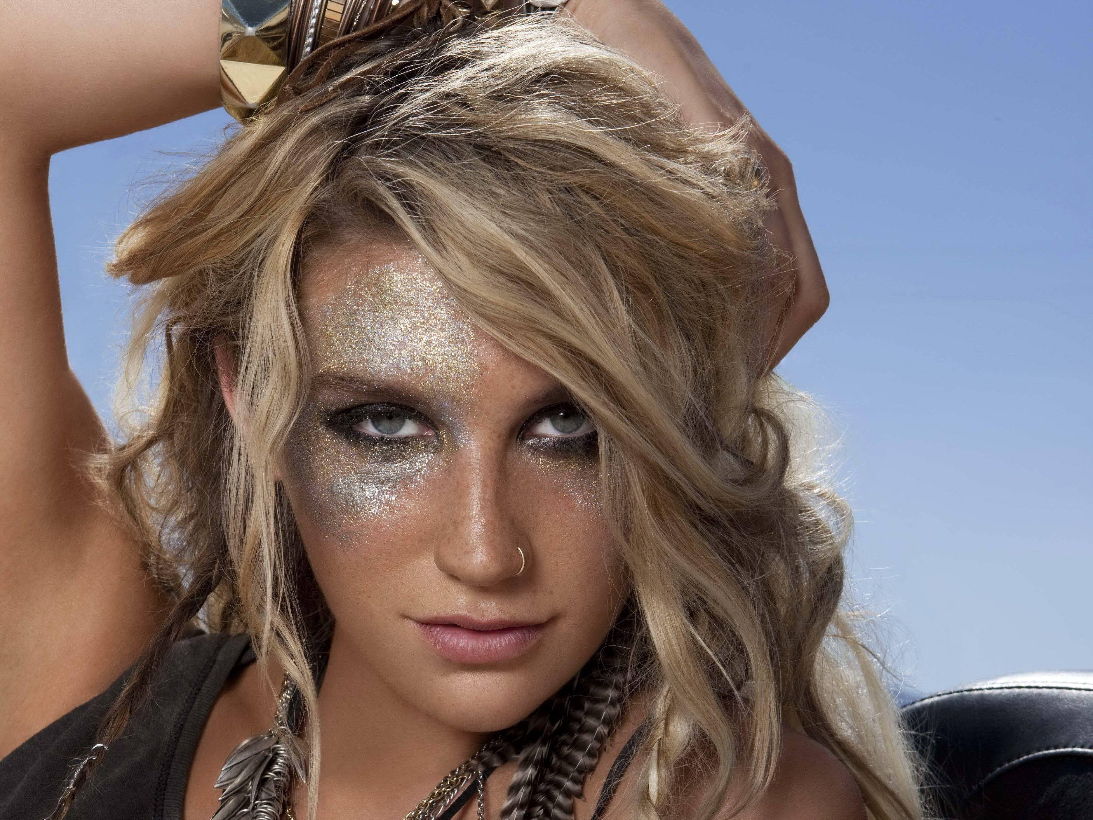 Kesha cantante con glitter viso, 3744x2808 2K, Monitor Gaming