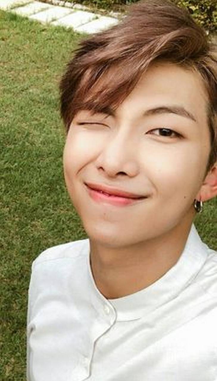 Kim Namjoon RM selfie giardino, 729x1280 Verticale, Mobile
