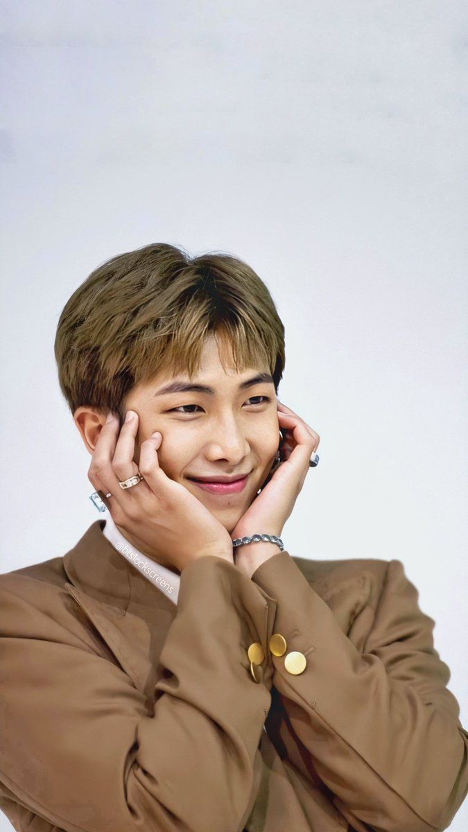 RM BTS sorridente giacca marrone, 675x1200 Full HD Verticale, Realme