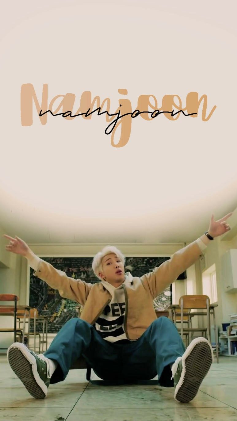 Namjoon RM BTS seduto, 773x1373 Verticale, Mobile