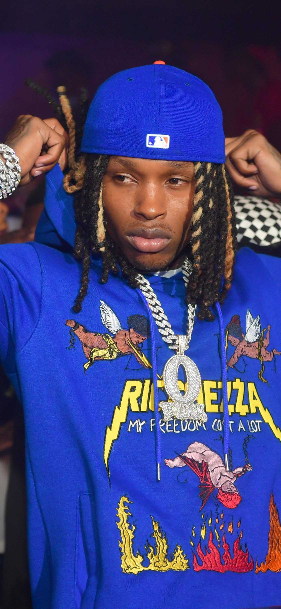 Rapper con cappellino blu, 1125x2436 Verticale, Mobile
