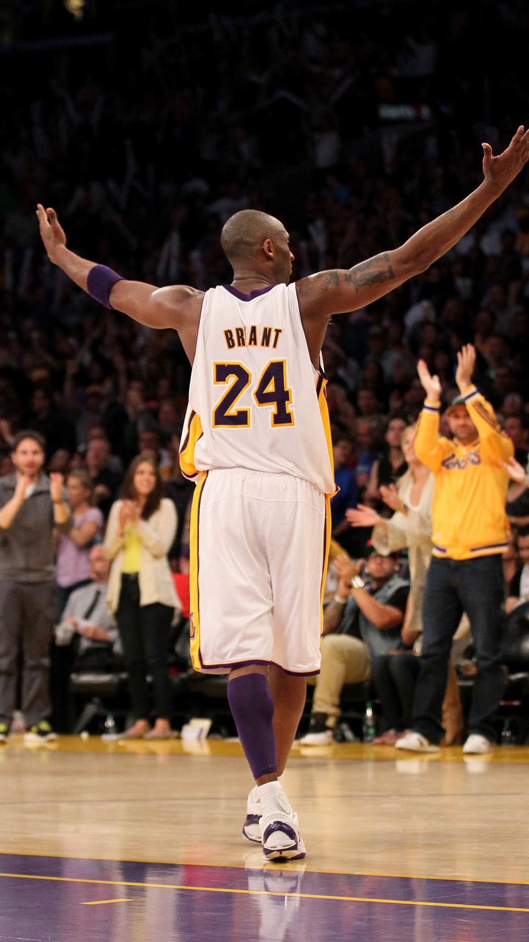 Kobe Bryant braccia alzate campo, 1080x1920 Verticale, iPhone