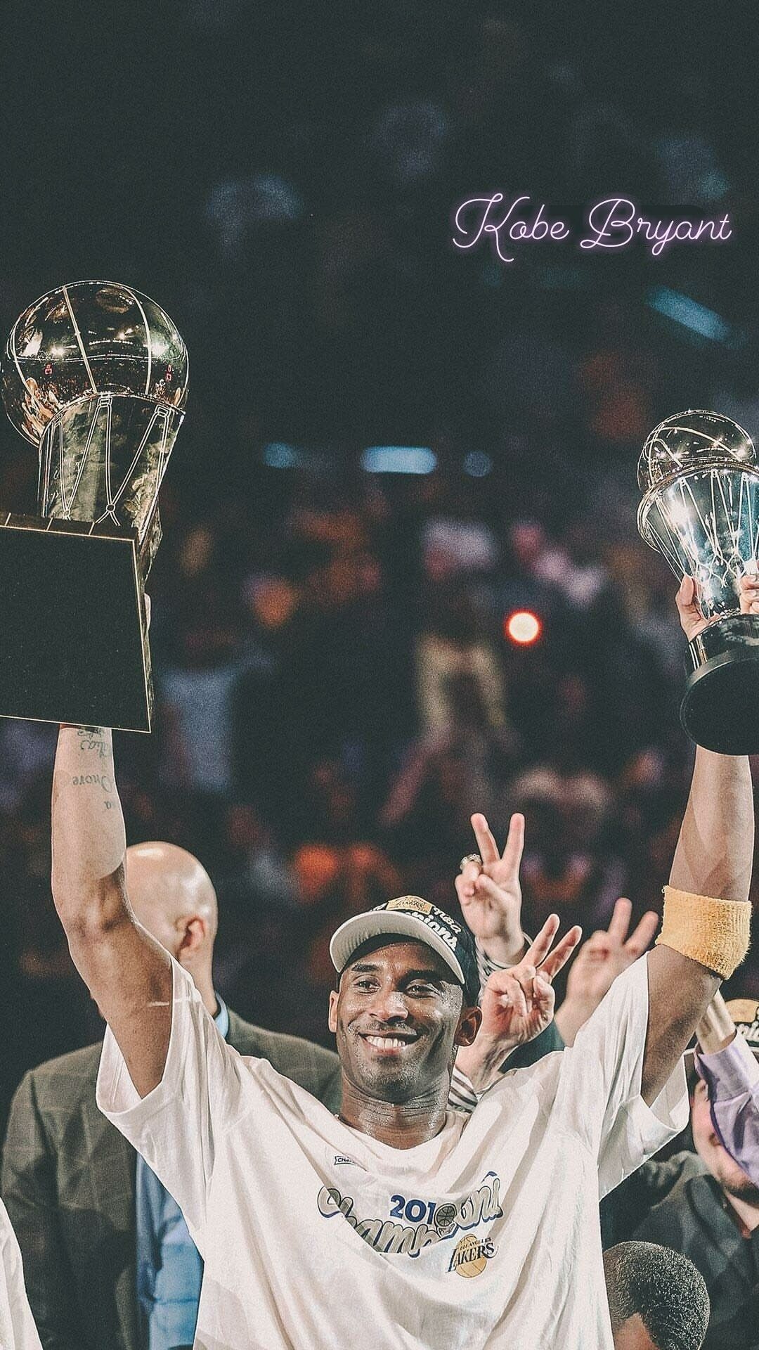 Kobe Bryant con trofei NBA, 1080x1920 Verticale, Samsung Galaxy