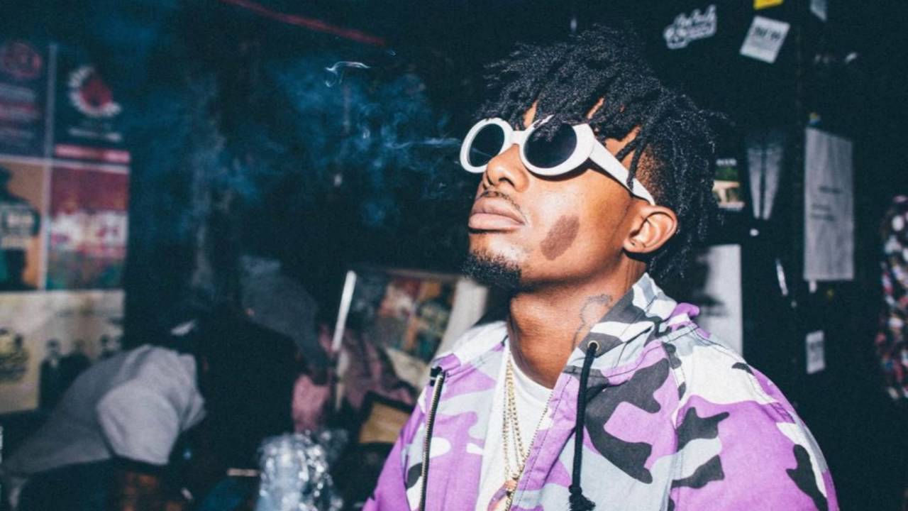 Rapper con occhiali bianchi e fumo, 1280x720 HD, Desktop