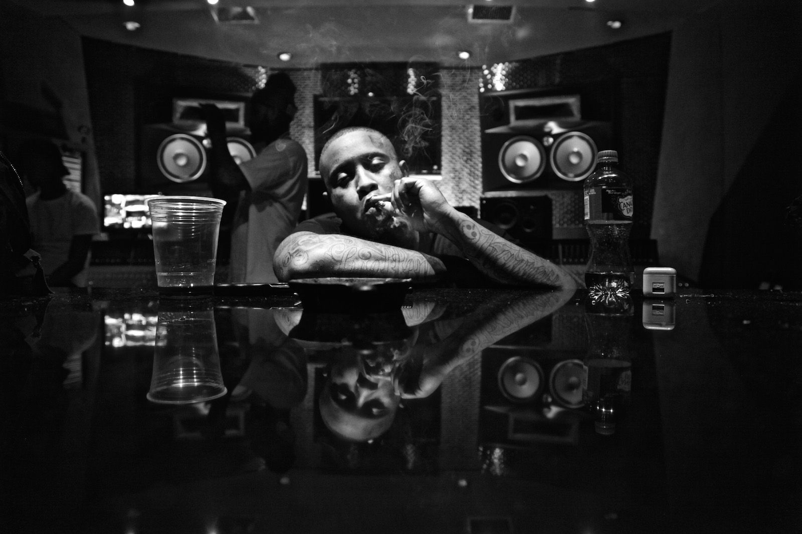 Uomo in studio registrazione bianco/nero, 1600x1065 HD, Lenovo Legion