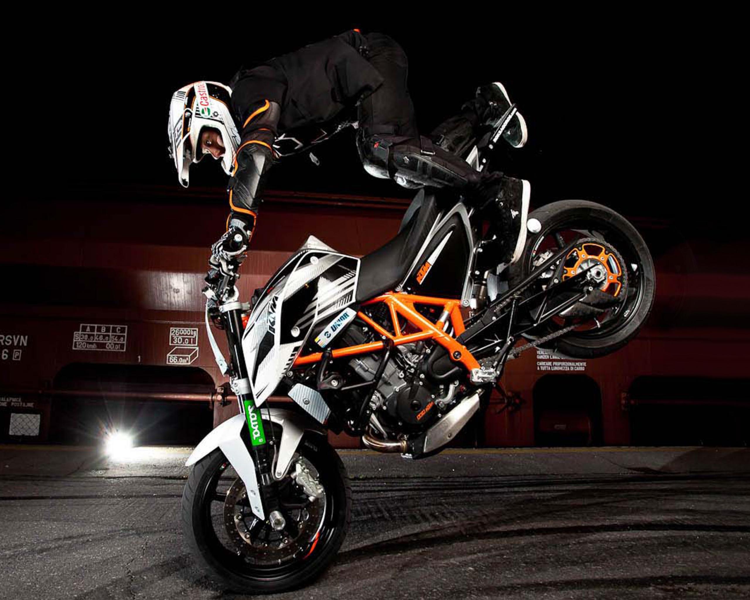 Moto KTM stunt notturno, 2560x2048 WQXGA, Desktop