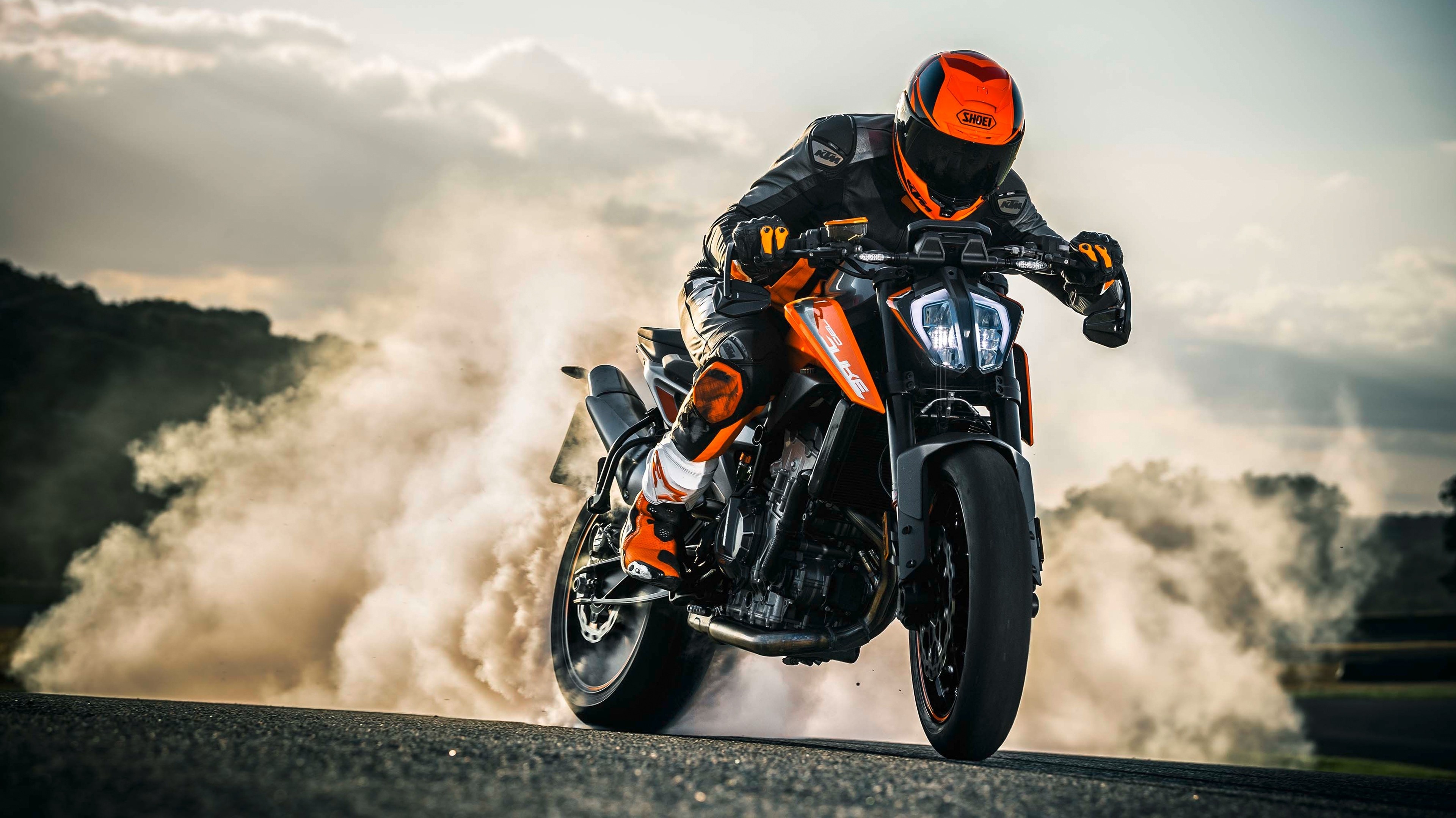 Motociclista KTM in derapata, 3840x2160 UHD, Monitor 4K
