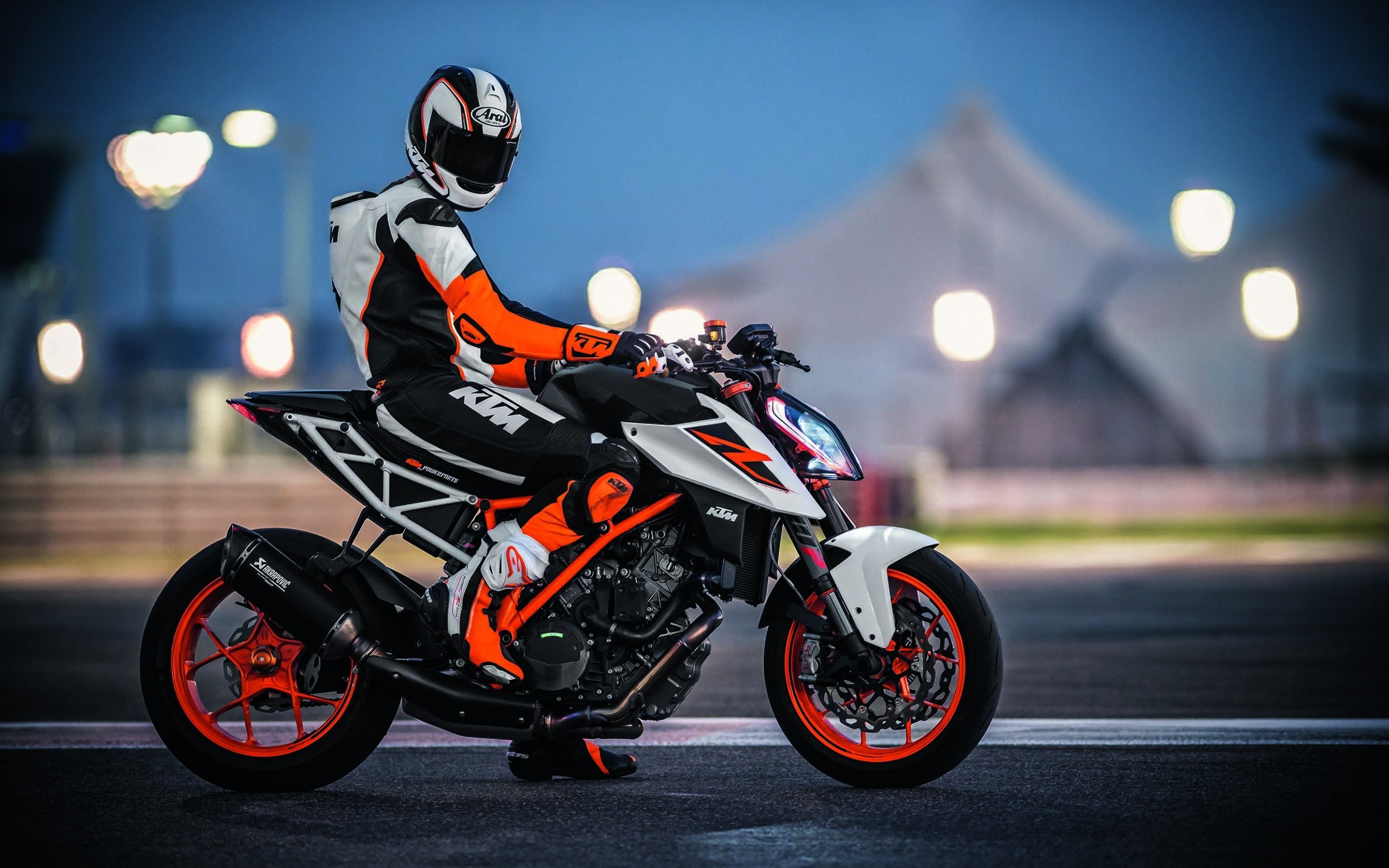Moto KTM arancione con pilota, 2880x1800 2K, Desktop