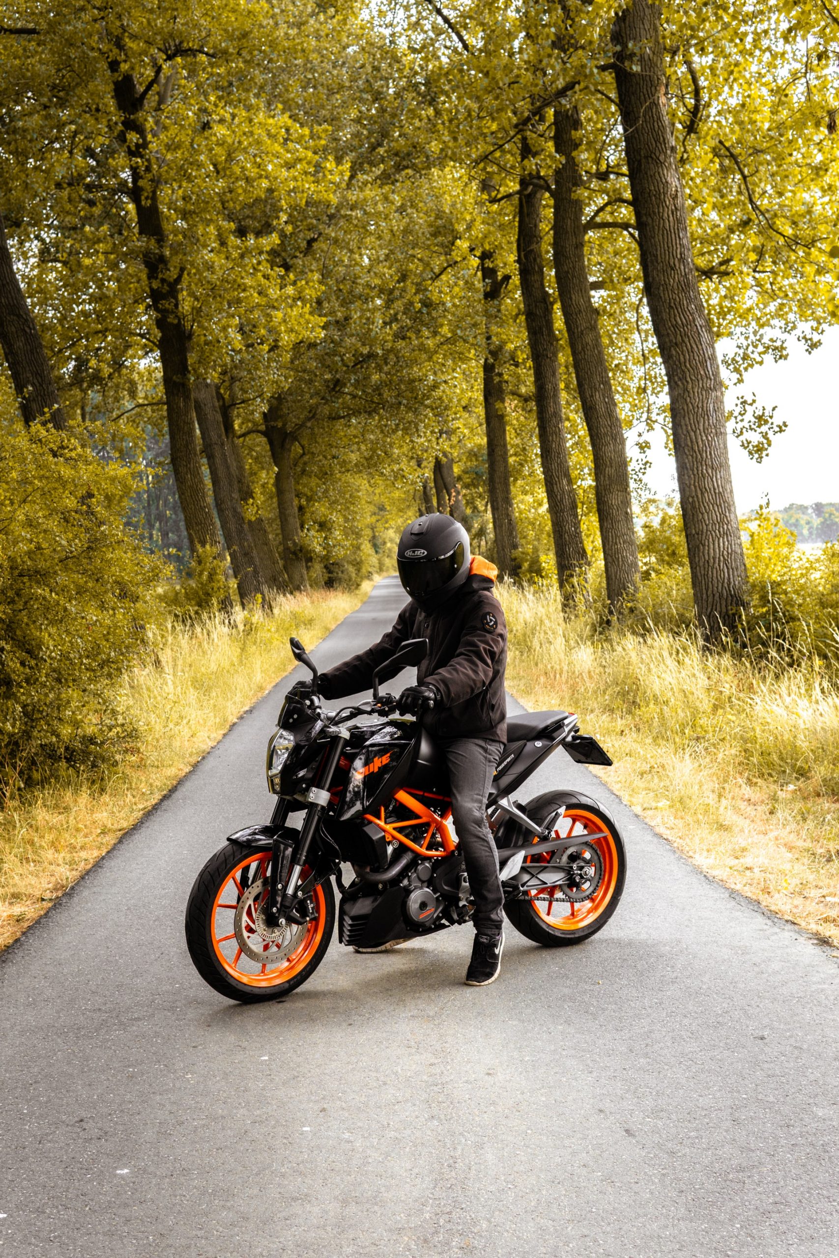Motociclista su moto KTM arancione, 1707x2560 Verticale, Mobile