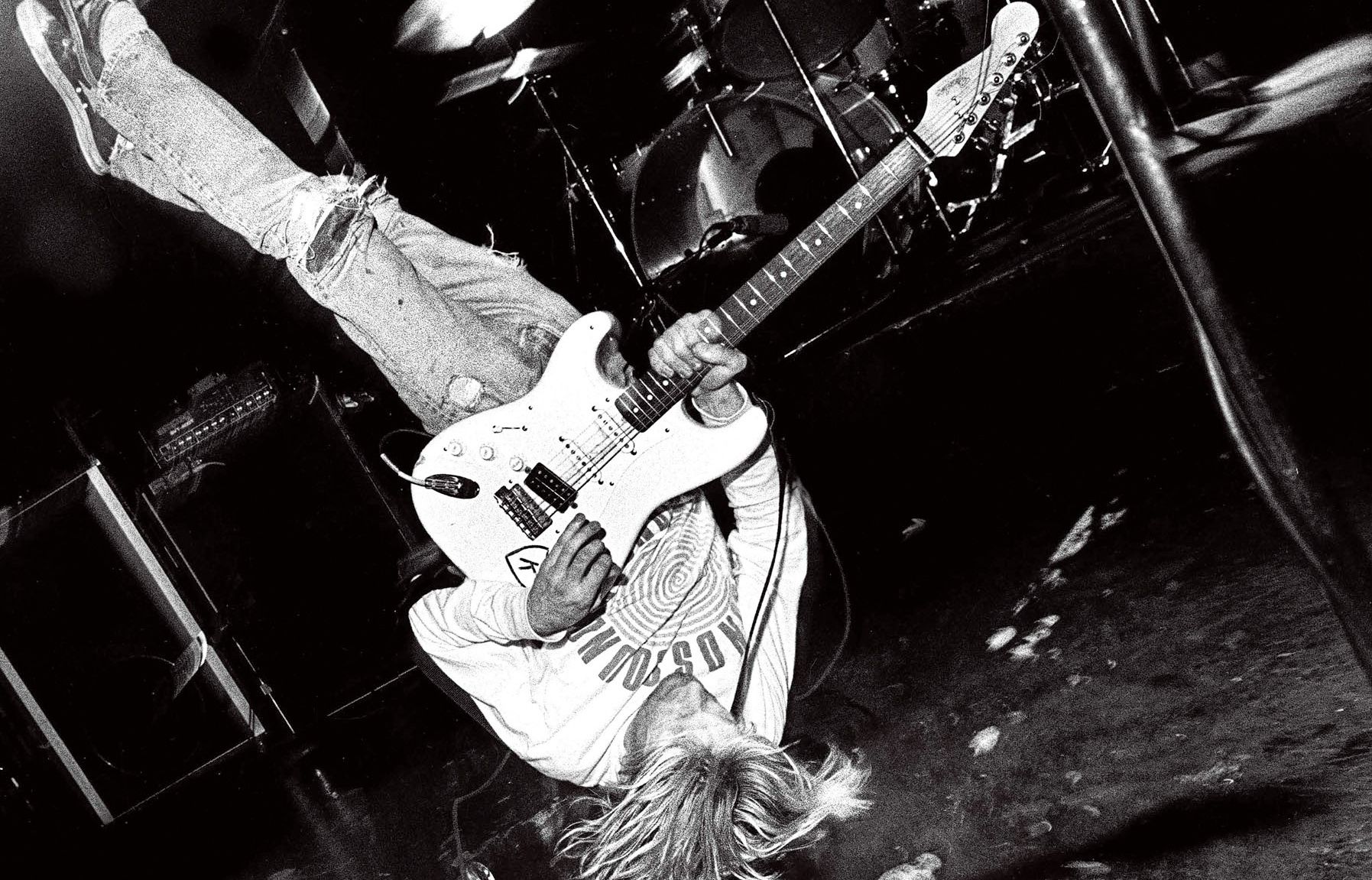 Kurt Cobain chitarra palco bianco/nero, 1795x1151 HD Ready, Desktop