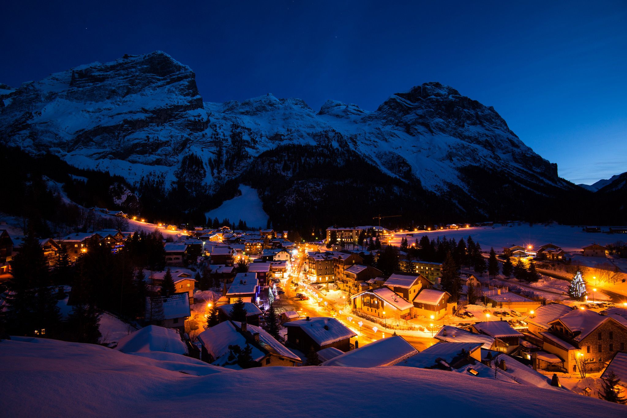 Villaggio alpino innevato notte, 2048x1367 alta risoluzione, Monitor Gaming