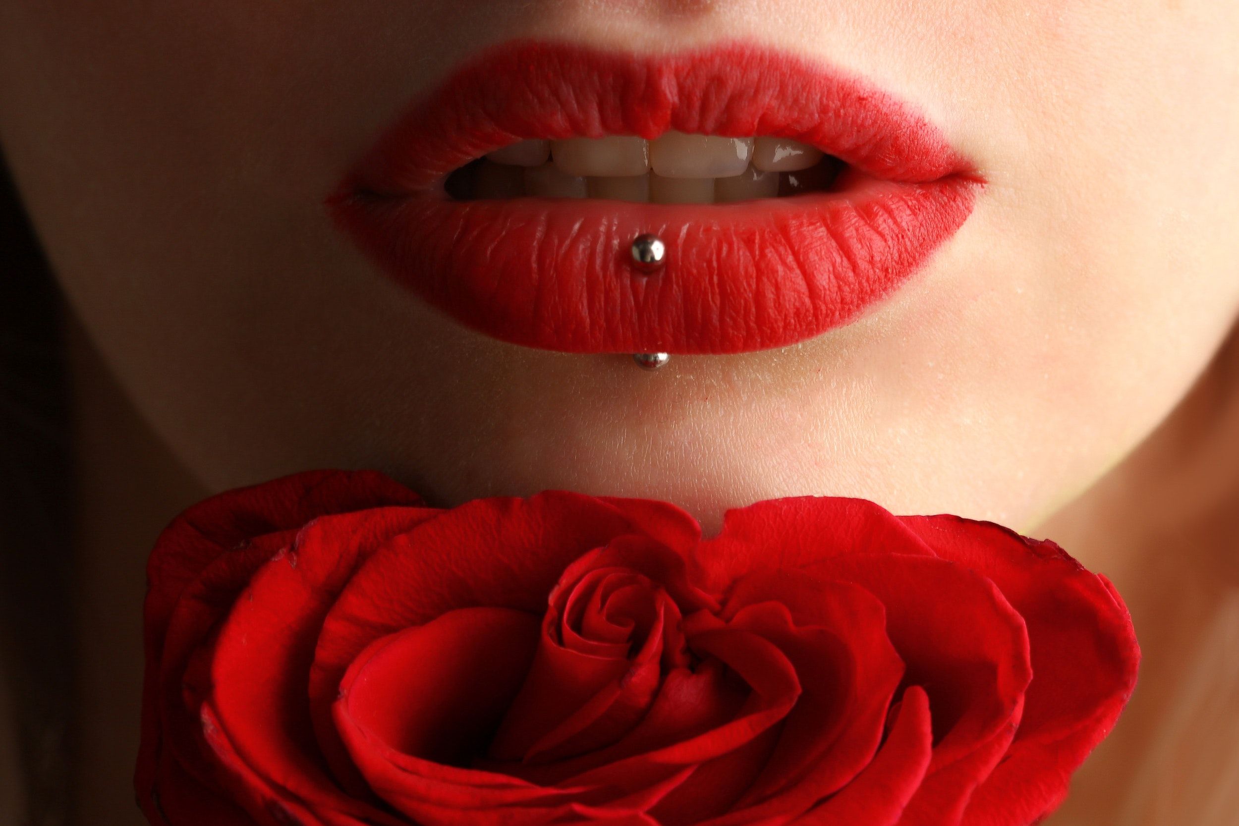 Labbra rosse con piercing e rosa, 2500x1667 2K, Desktop