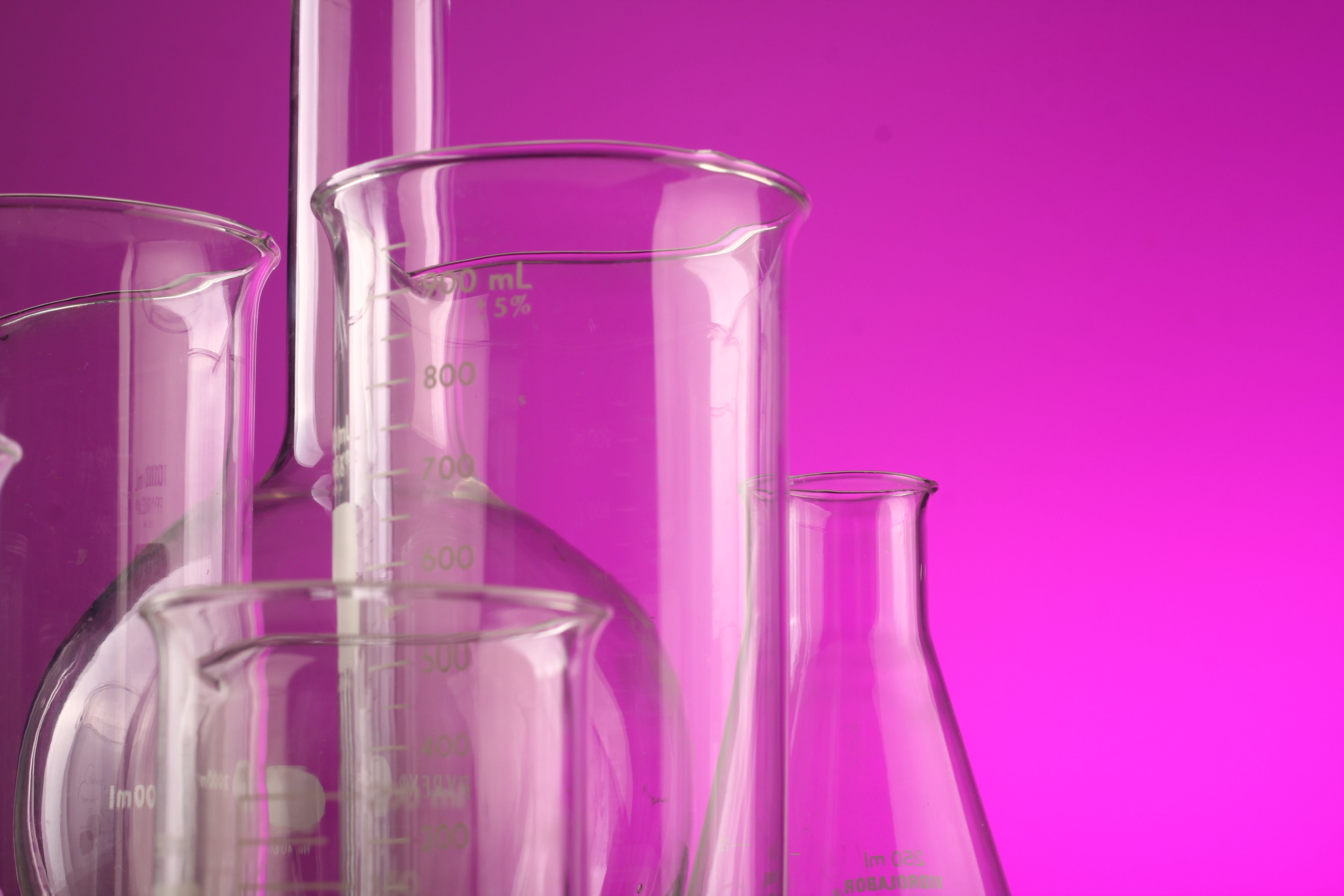 Bicchieri da laboratorio su sfondo rosa, 5184x3456 4K Ultra HD, Monitor 4K