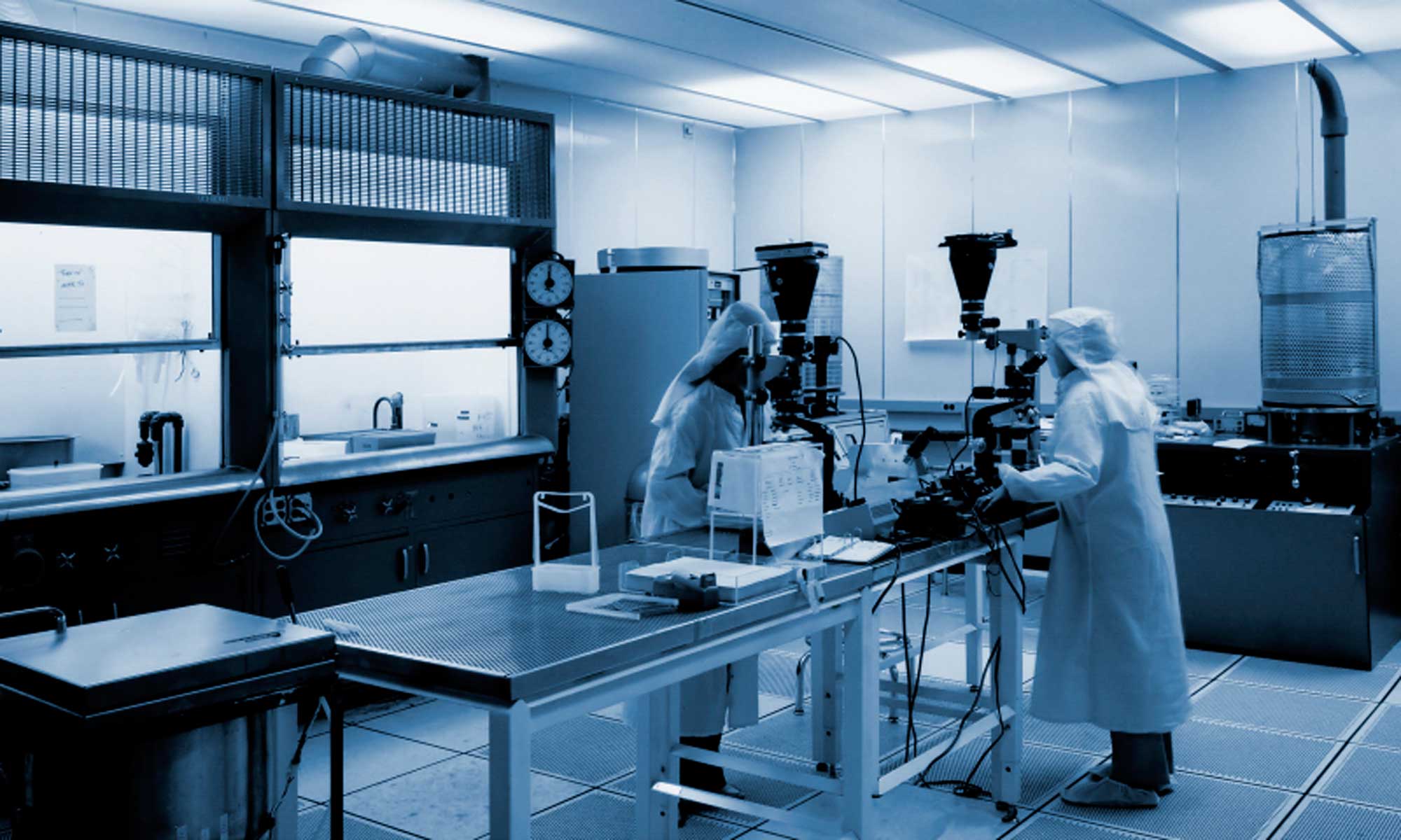Laboratorio con ricercatori in tuta, 2000x1200 Hi-Res, PC