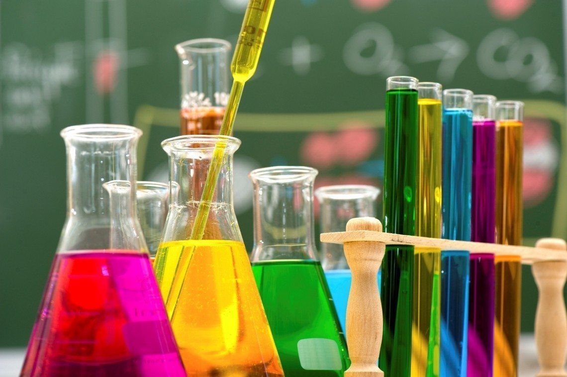 Vetreria da laboratorio con liquidi colorati, 1140x758 HD, Desktop