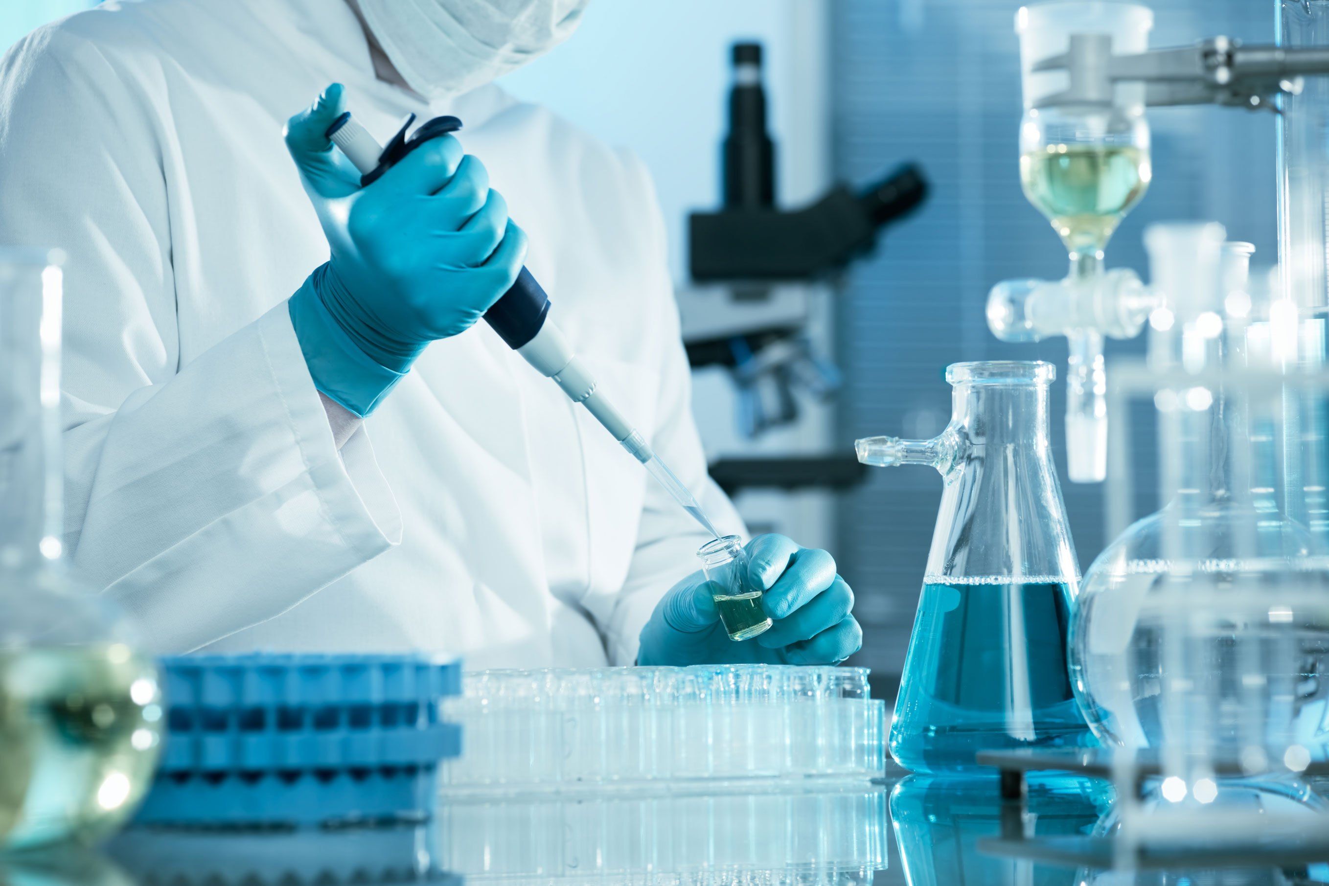 Scienziato laboratorio con pipetta, 2716x1811 2K, PC