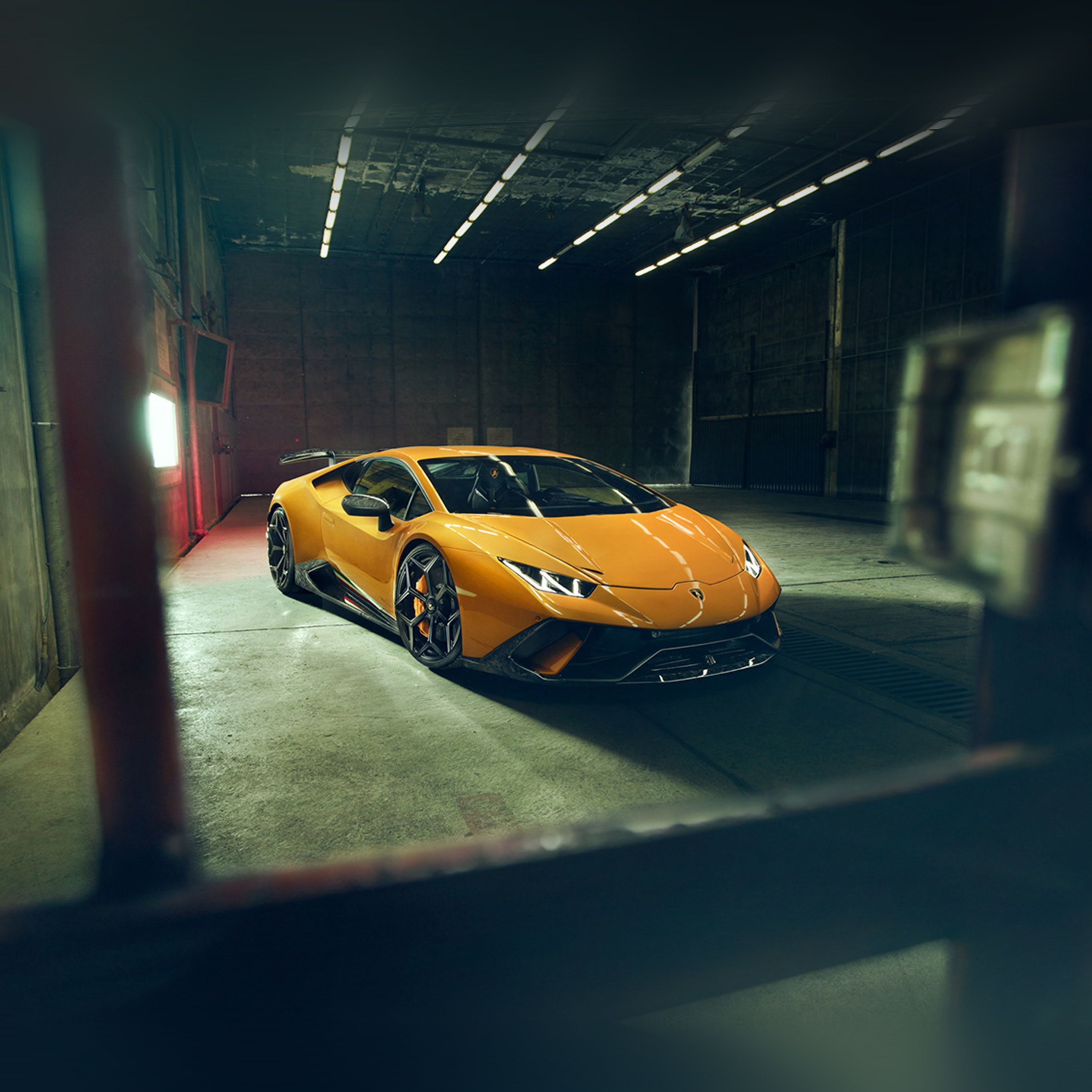 Lamborghini gialla in garage, 2732x2732 2K, Laptop