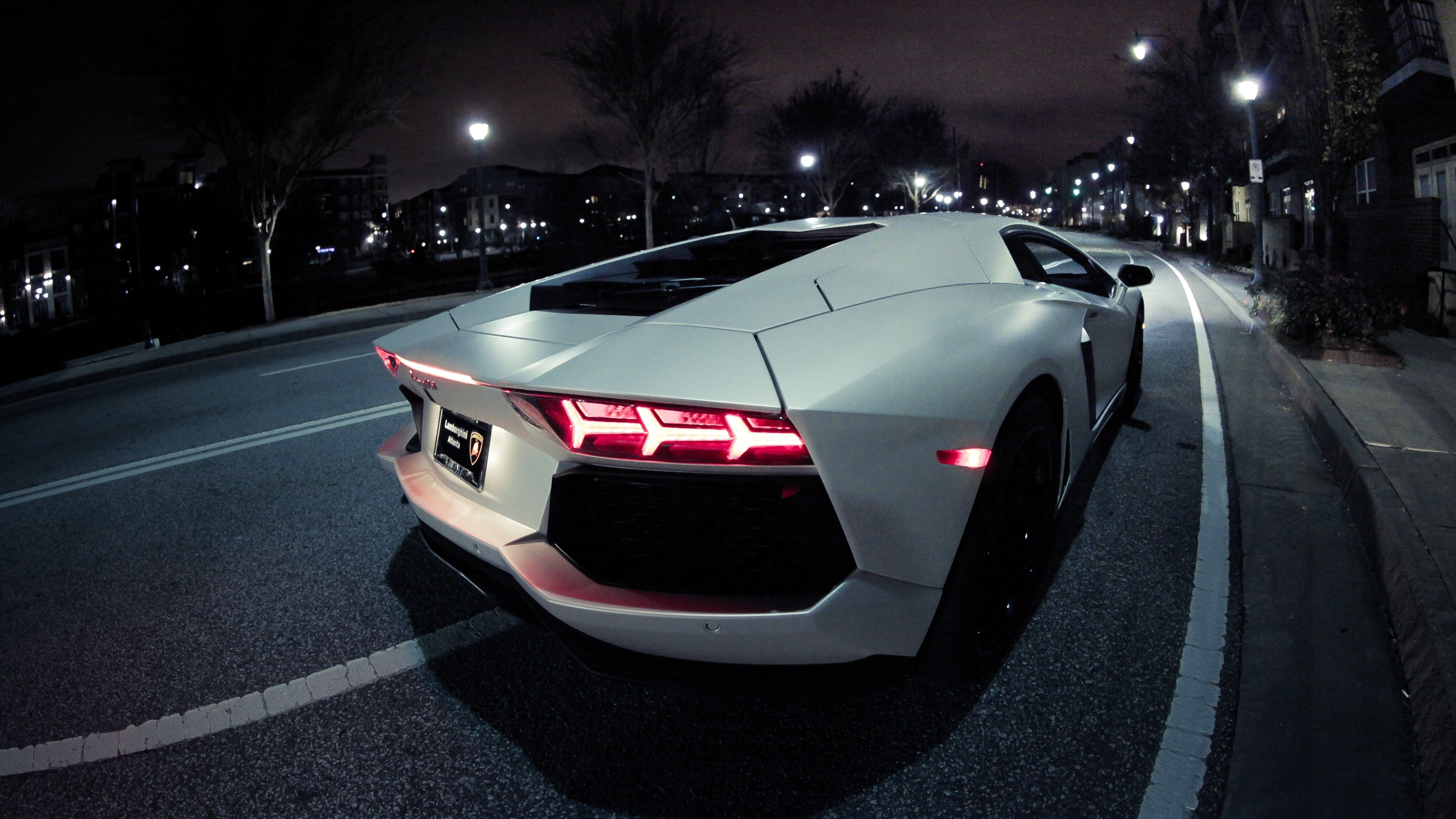 Lamborghini Aventador bianca notte citta, 4096x2304 4K, Smart TV 4K