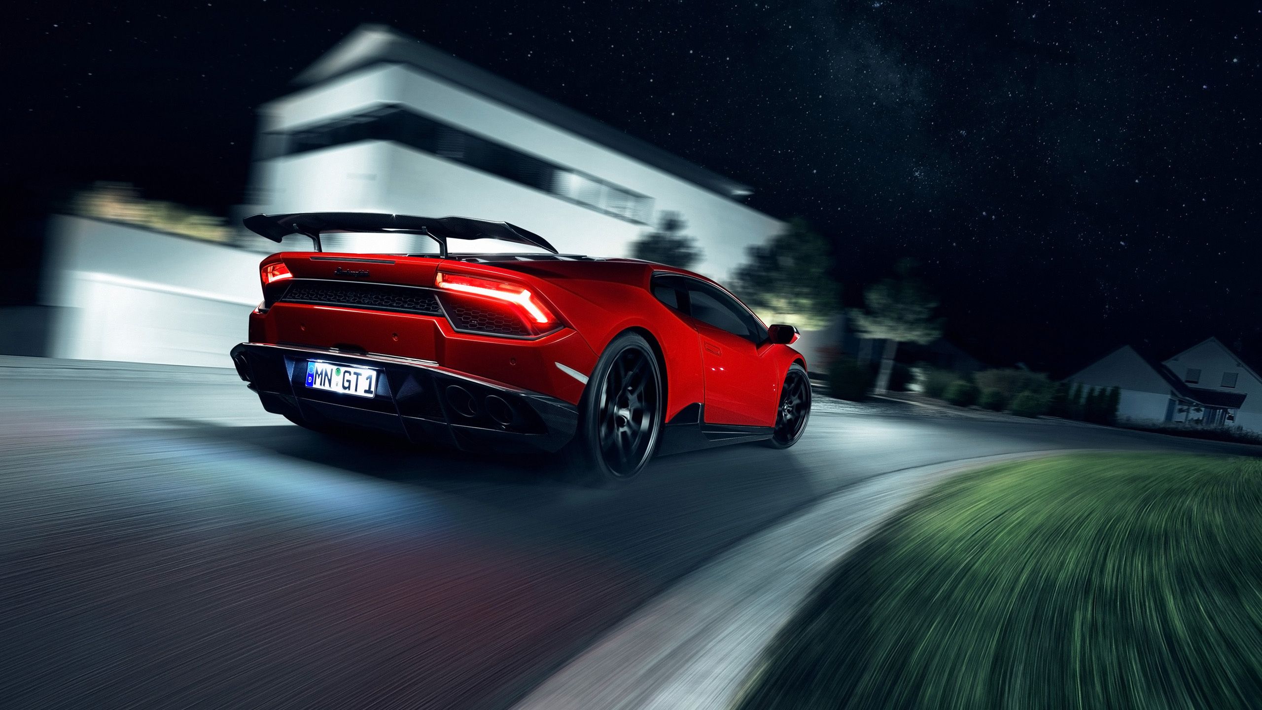 Lamborghini Huracan rossa strada notte, 2560x1440 2K, Desktop