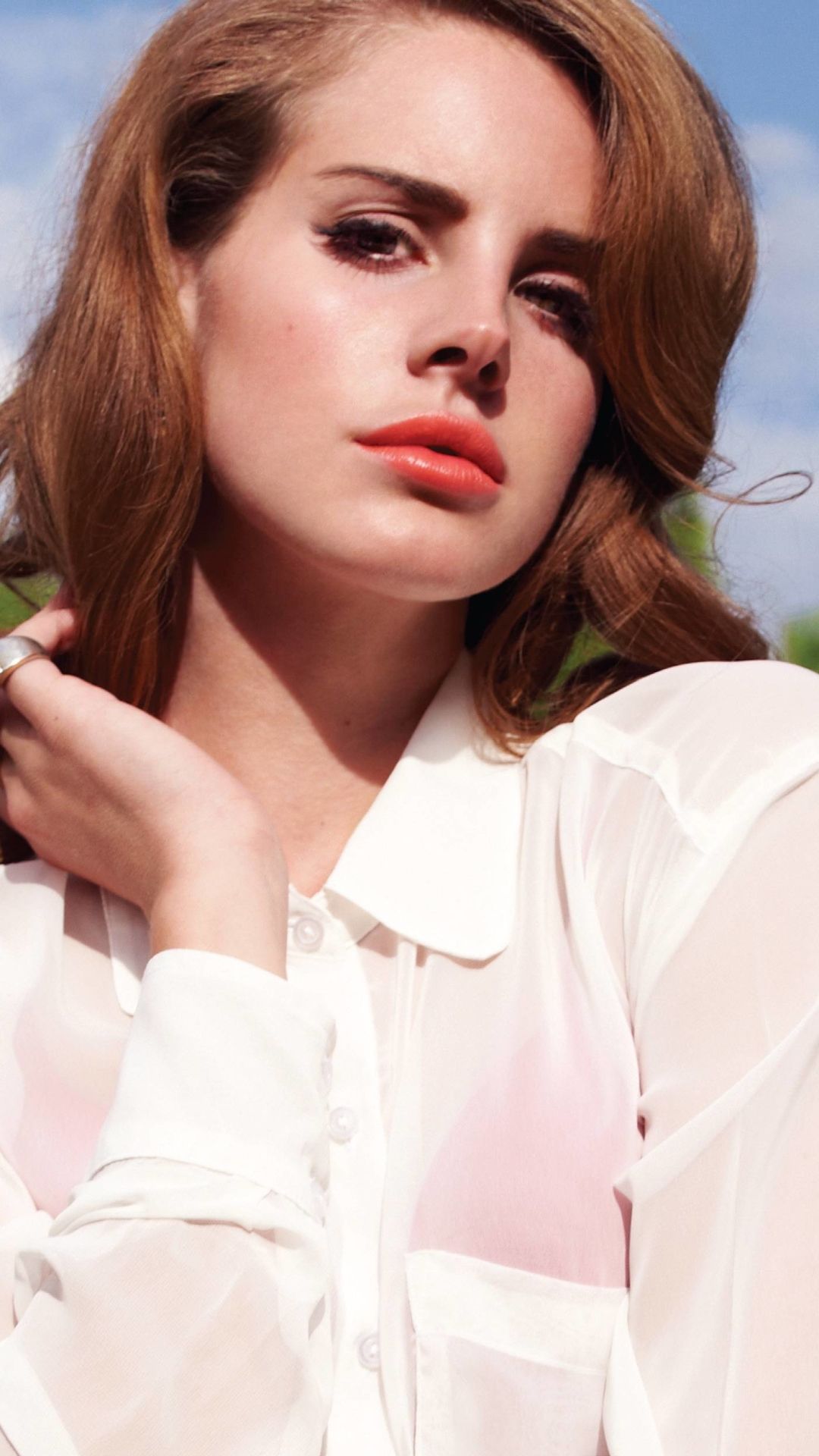 Lana Del Rey ritratto camicia bianca, 1080x1920 Verticale, iPhone Air