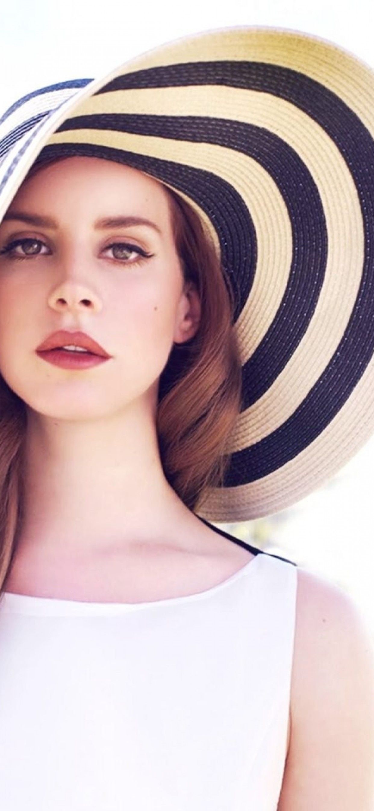 Donna con cappello a righe, 1242x2688 Full HD Verticale, iPhone Plus