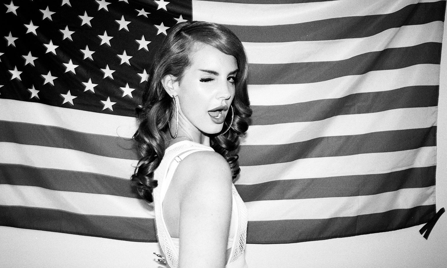 Lana Del Rey bandiera americana bianco e nero, 1542x926 HD, Desktop