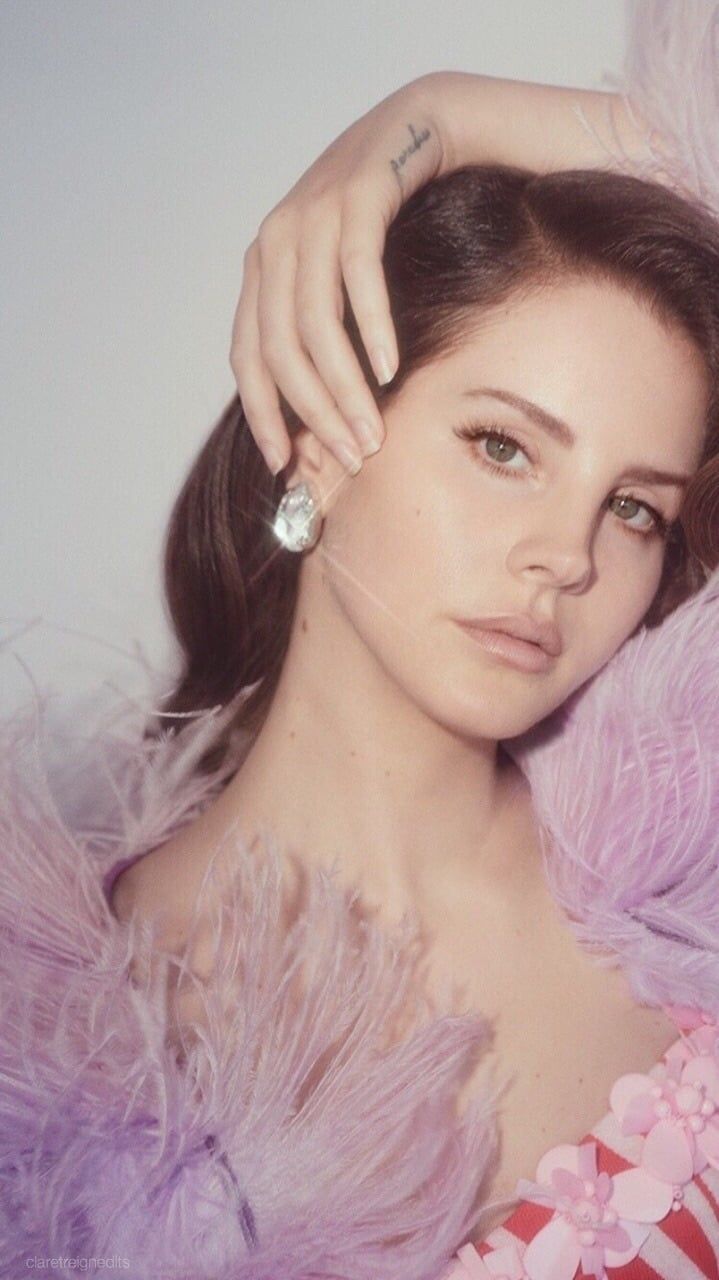 Lana Del Rey ritratto piume viola, 719x1280 Verticale, iPhone Pro Max