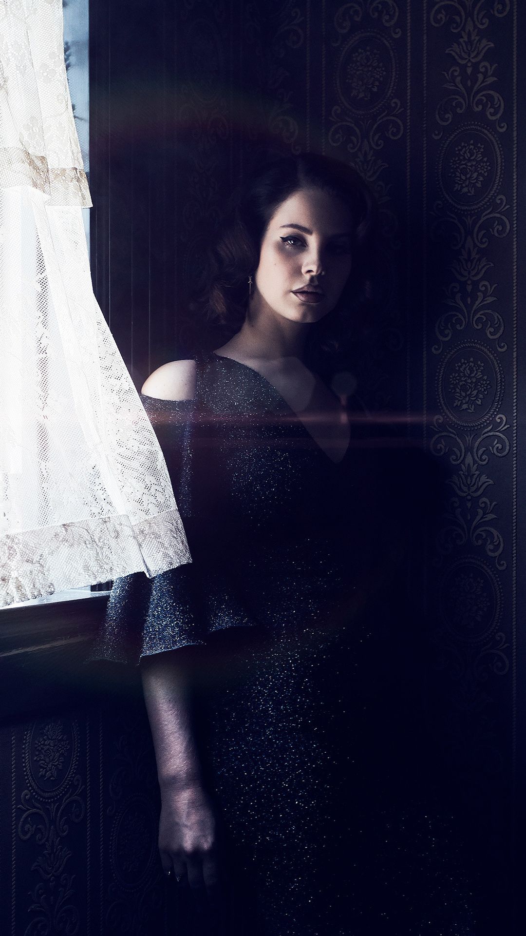 Lana Del Rey vicino finestra, 1080x1920 Full HD Verticale, iPhone Pro Max