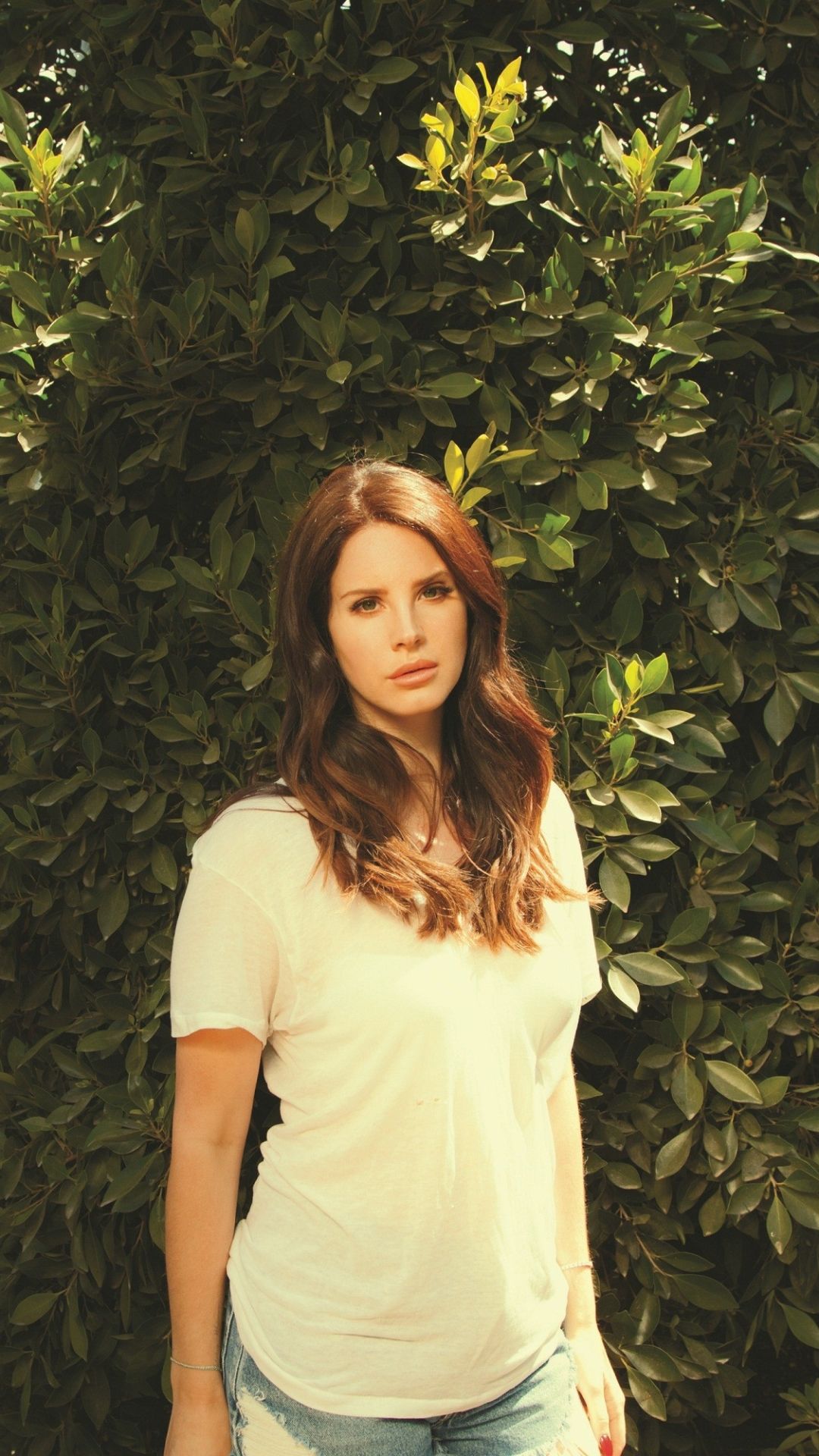 Lana Del Rey davanti a siepe, 1080x1920 Verticale, iPhone