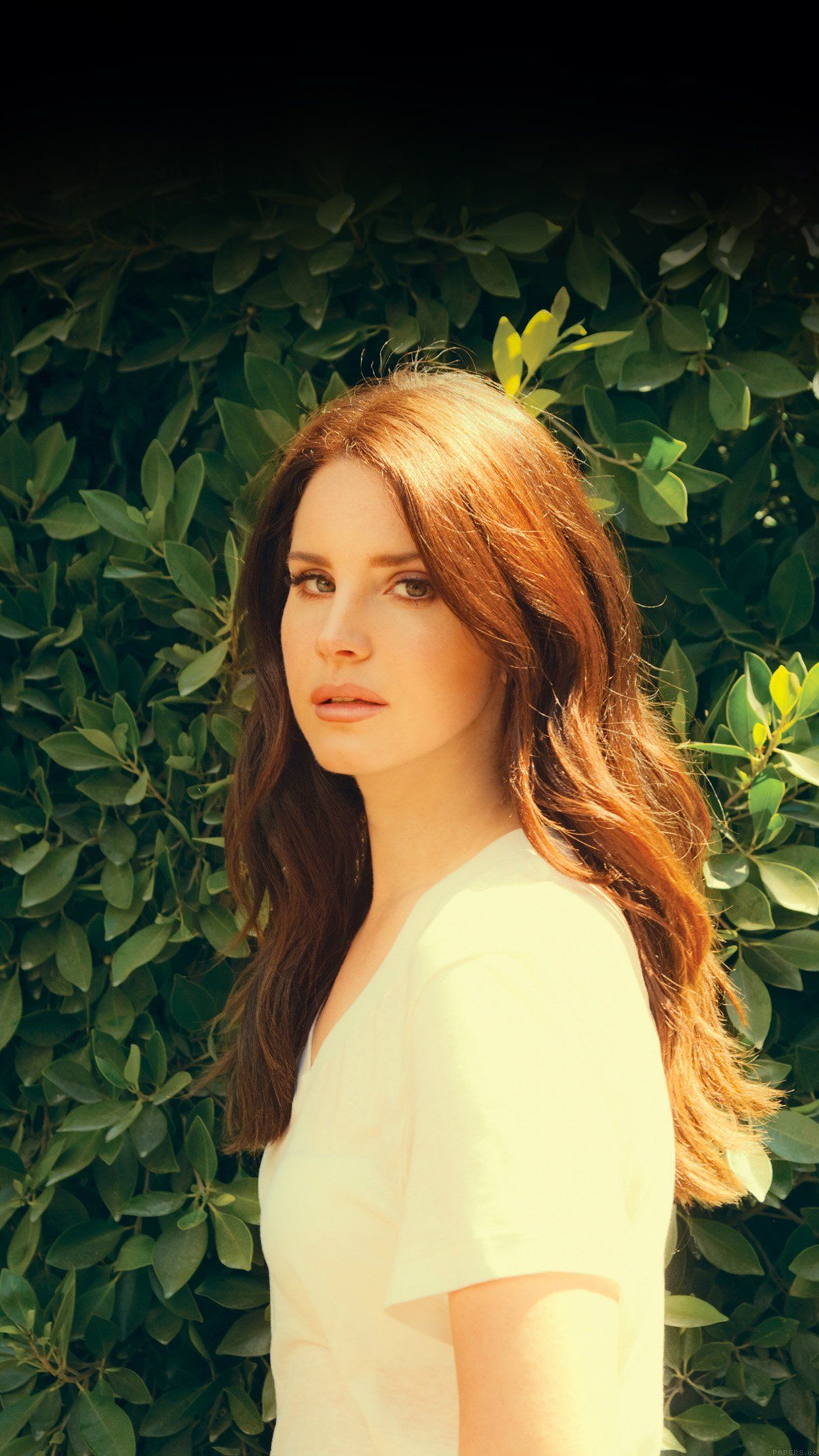 Lana Del Rey tra siepe verde, cantautrice, 1242x2208 Full HD Verticale, iPhone Pro