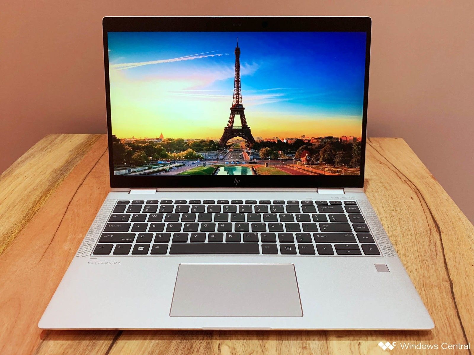 Laptop ThinkPad su tavolo legno, 1600x1200 HD Ready, HP Laptop