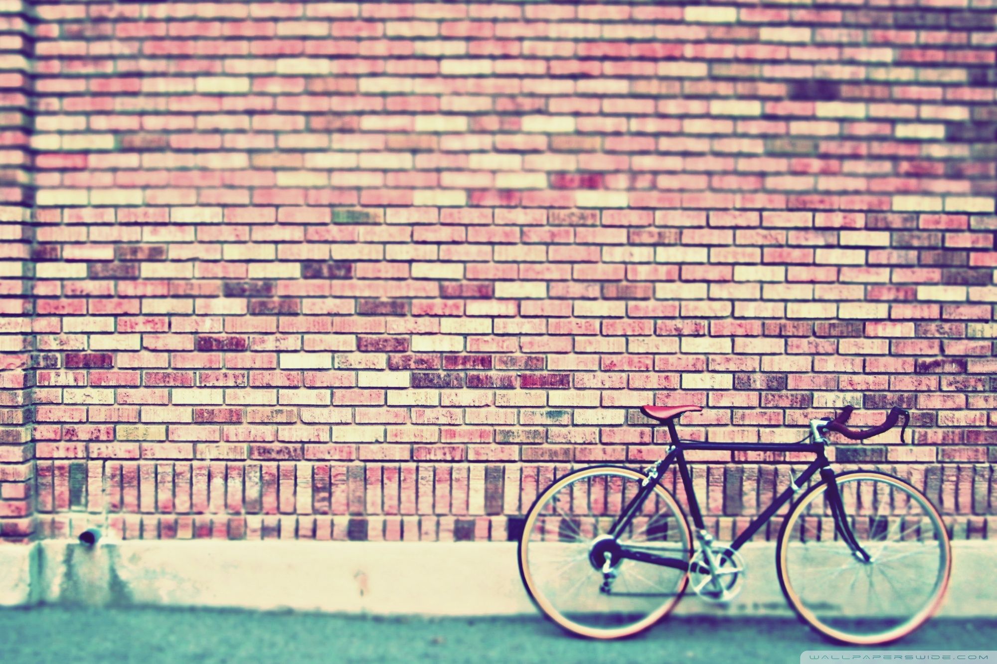 Bicicletta vintage muro mattoni, 2000x1333 2K, Ultrabook