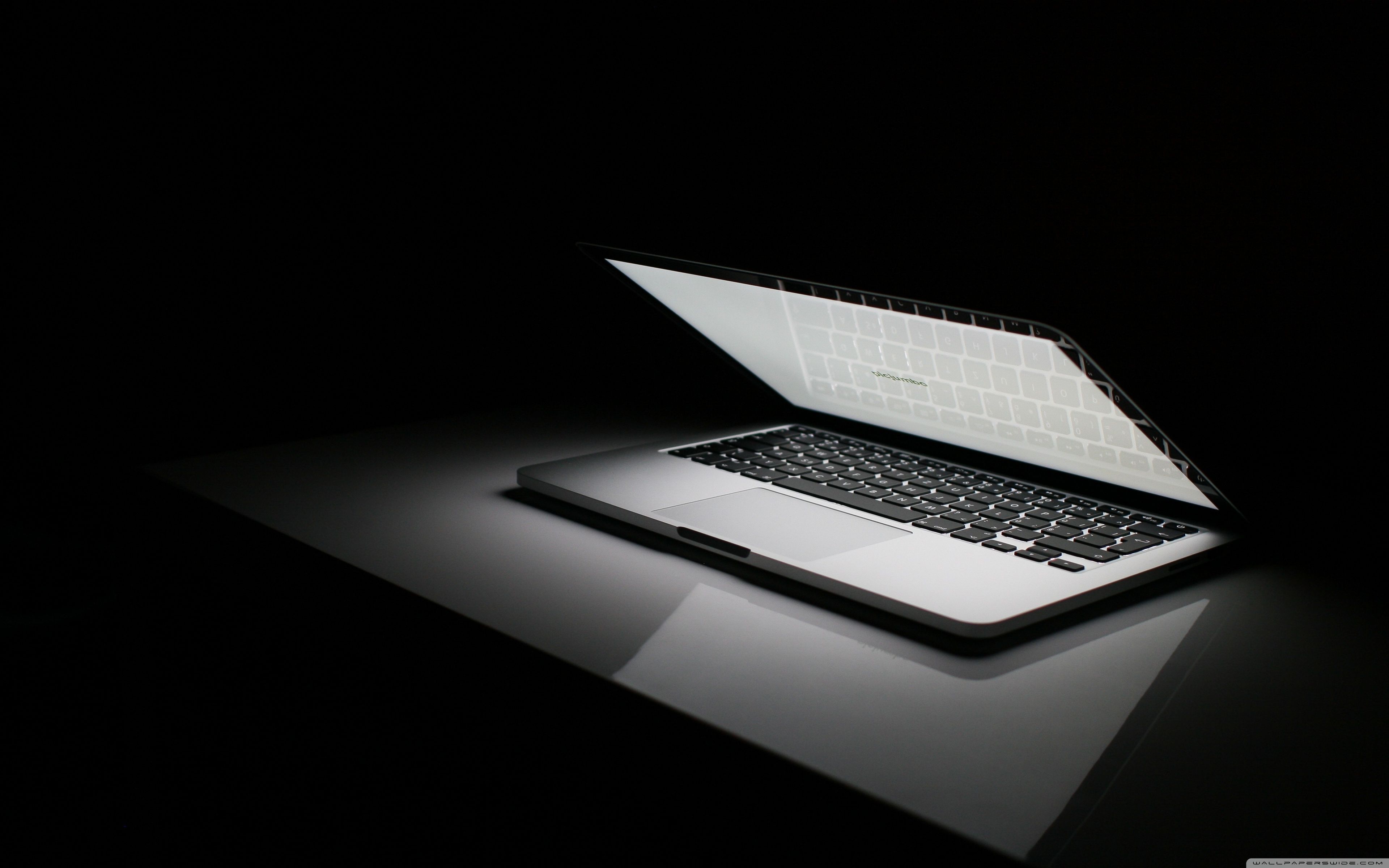 Laptop aperto su sfondo scuro, 3840x2400 Ultra HD, HP Laptop