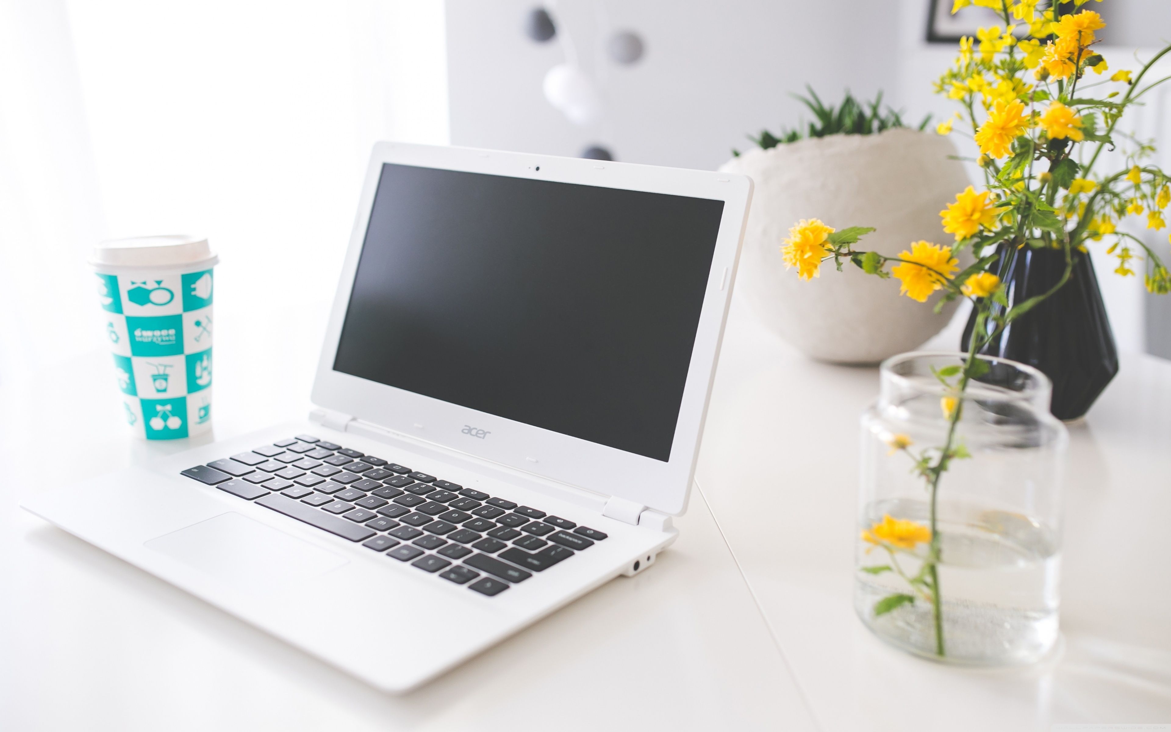 Laptop bianco Acer scrivania, 3840x2400 4K Ultra HD, Acer Nitro