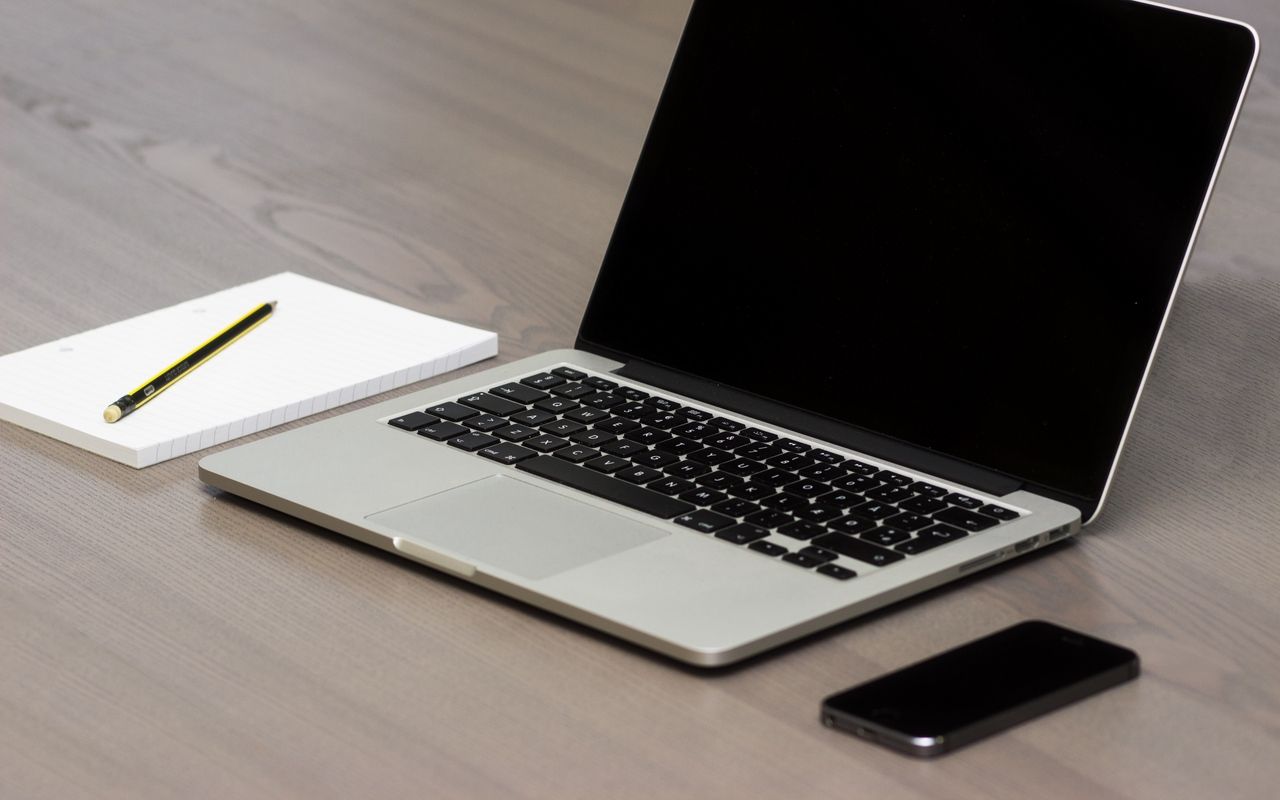 MacBook Pro e iPhone tavolo, 1280x800 720p, Notebook