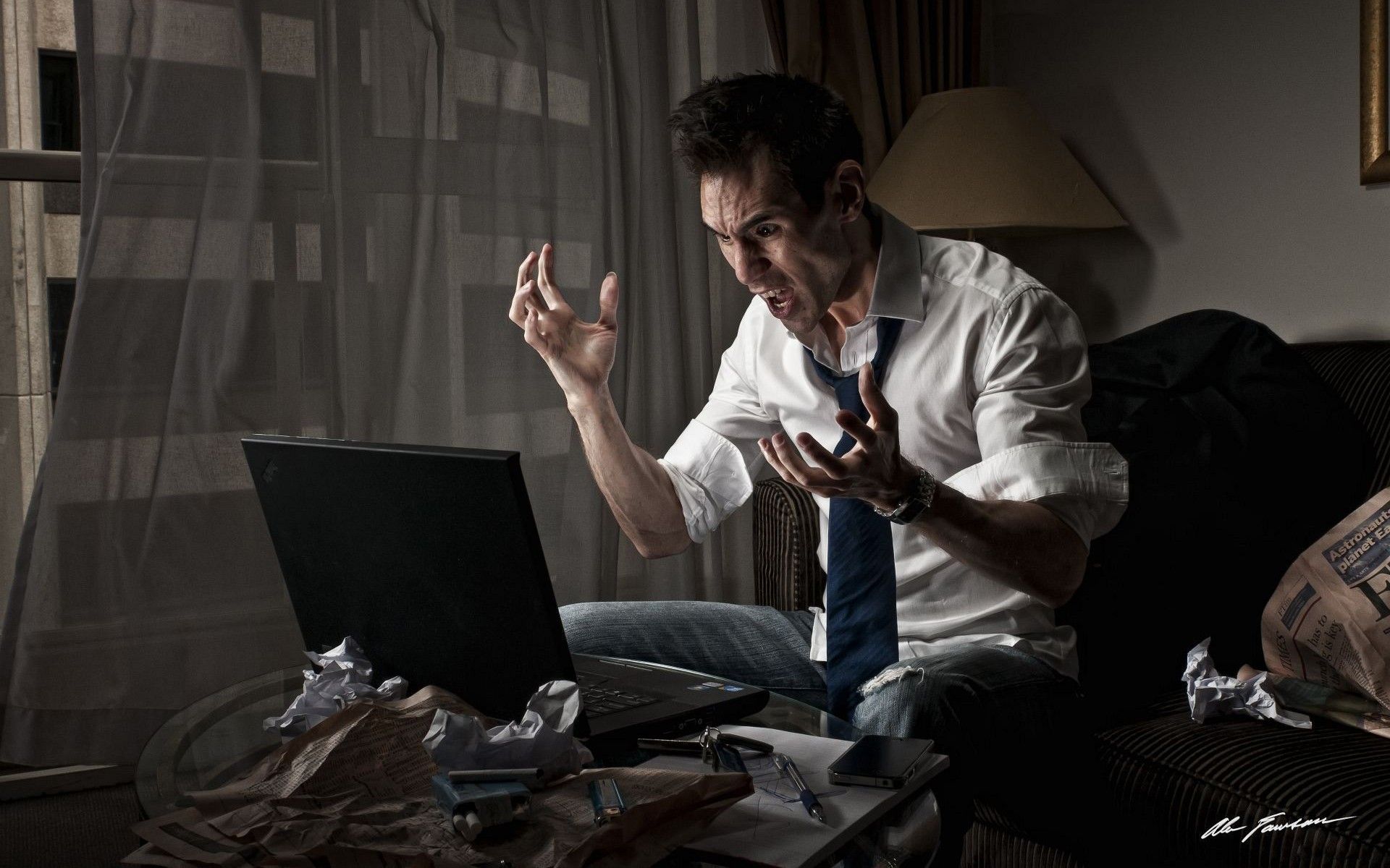 Uomo frustrato con laptop, 1920x1200 Full HD+, Notebook