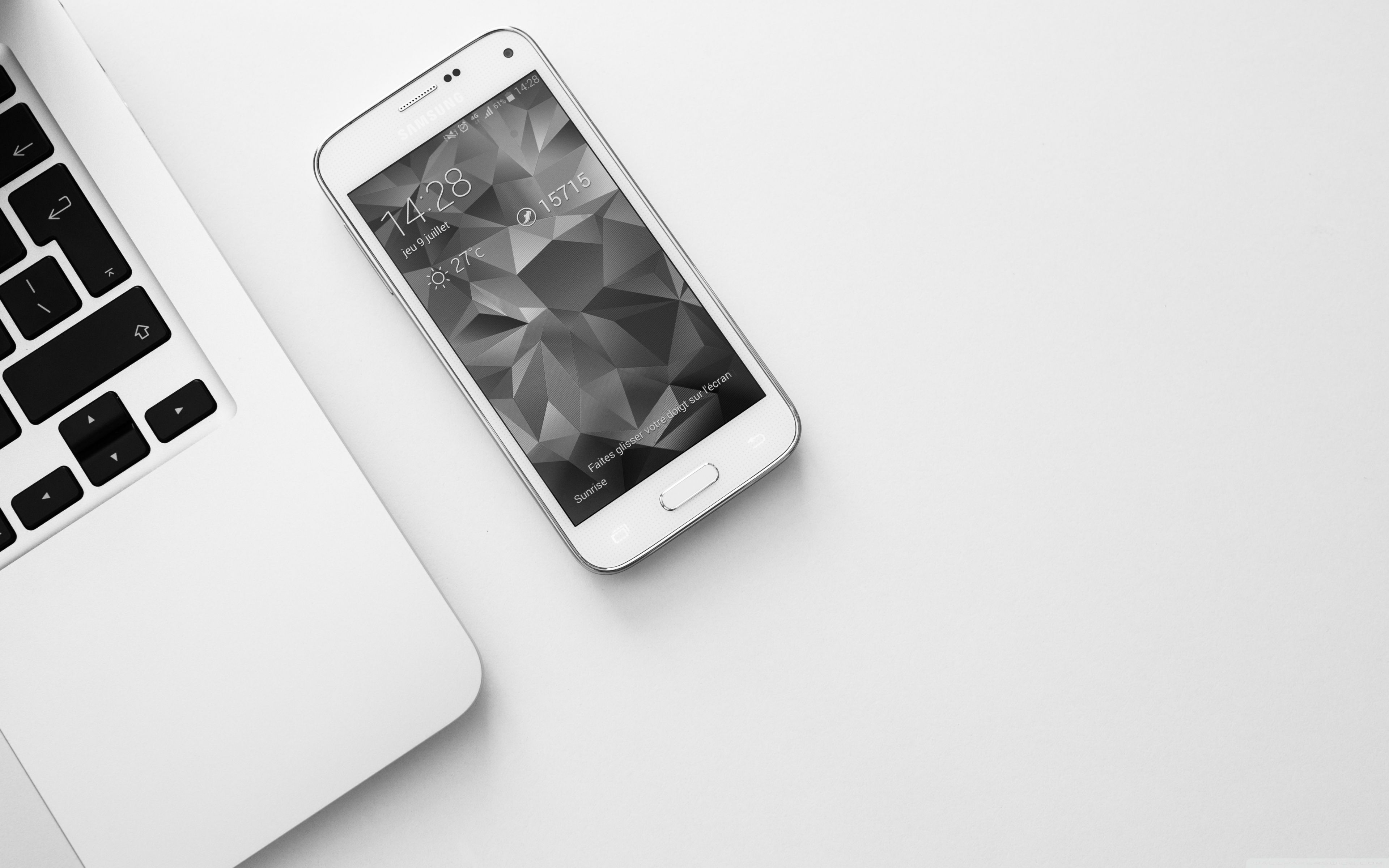 Smartphone bianco su laptop, 3840x2400 4K Ultra HD, MacBook Pro