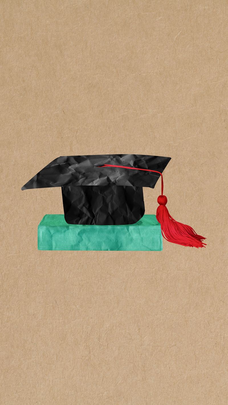 Cappello laurea nero su libro, 800x1422 Verticale, Mobile