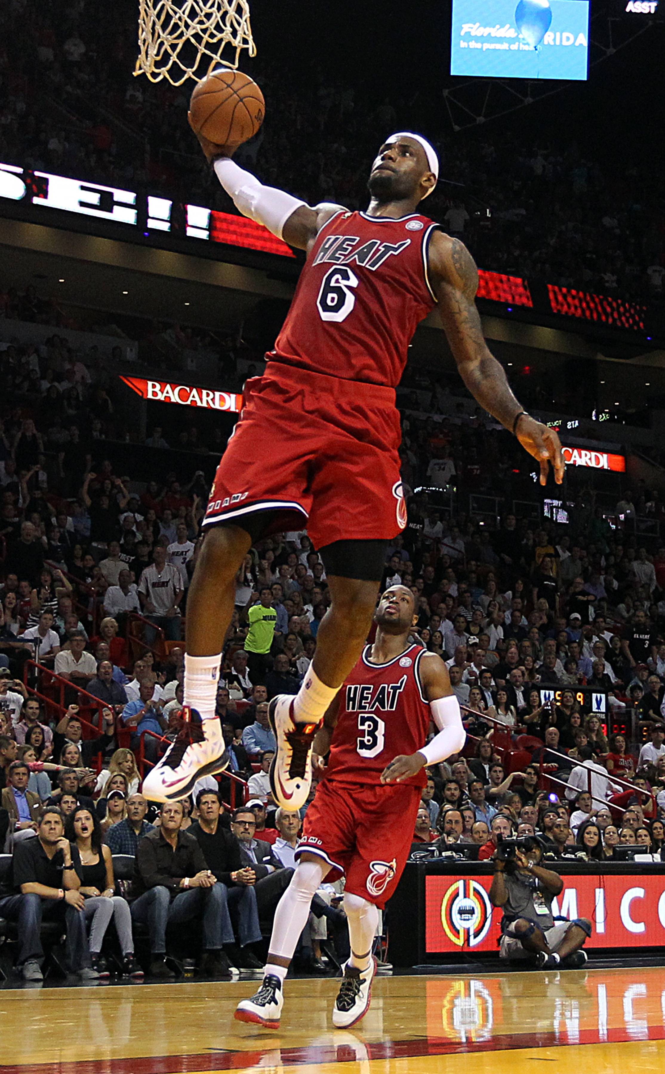 LeBron James schiacciata Miami Heat, Los Angeles Lakers, 2228x3600 Verticale, Mobile