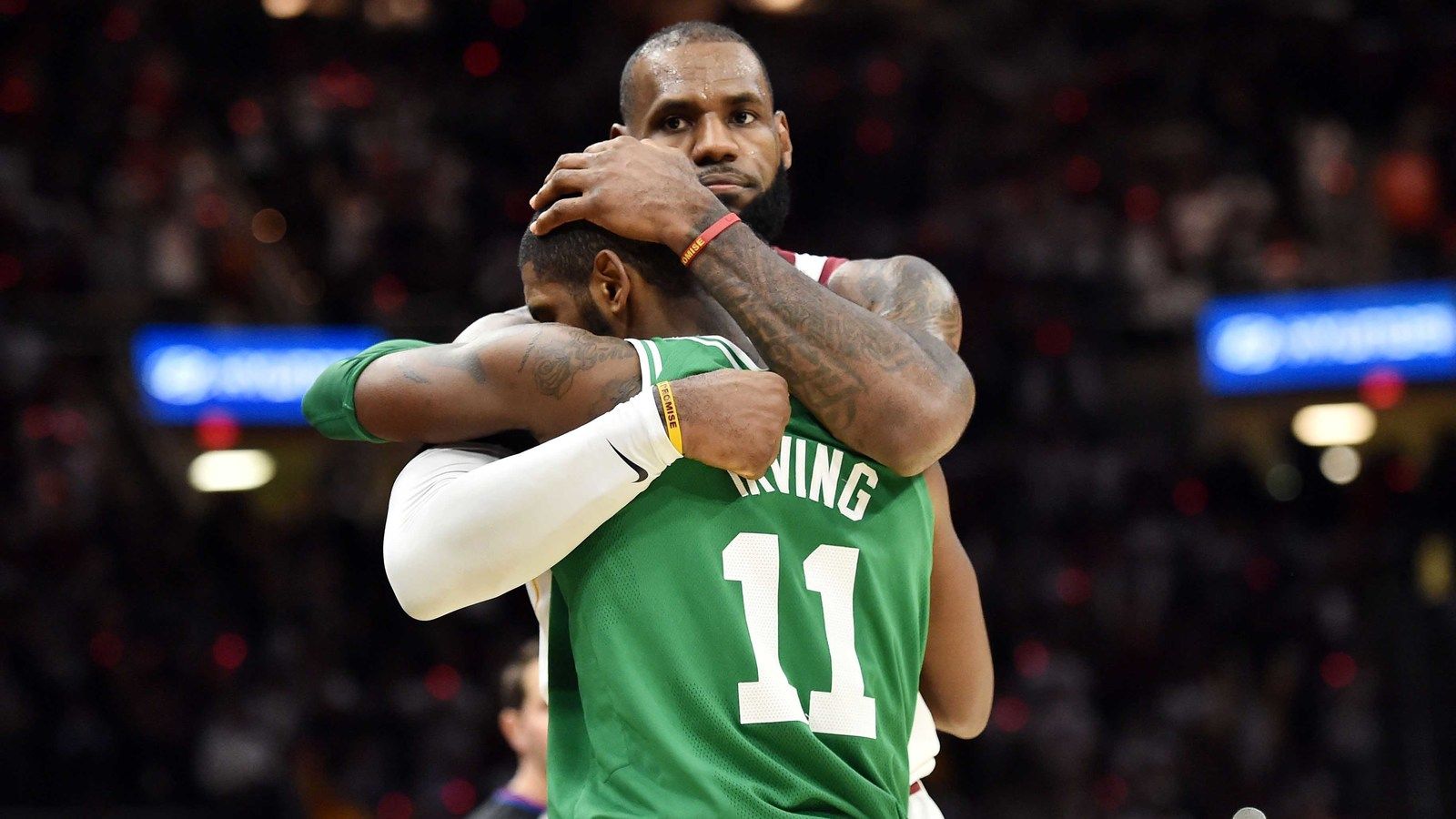 LeBron James abbraccia Kyrie Irving, Los Angeles Lakers, 1600x900 HD, PC